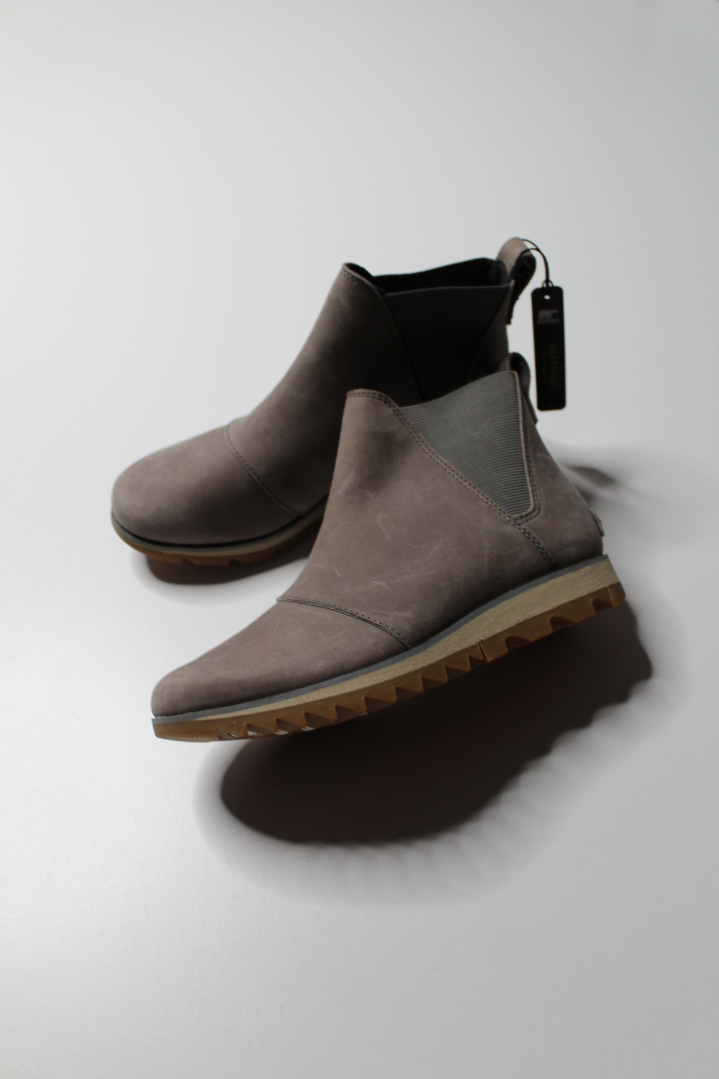 Sorel ‘harlow’ chelsea boot, size 6 *new with tags (additional 10% off)