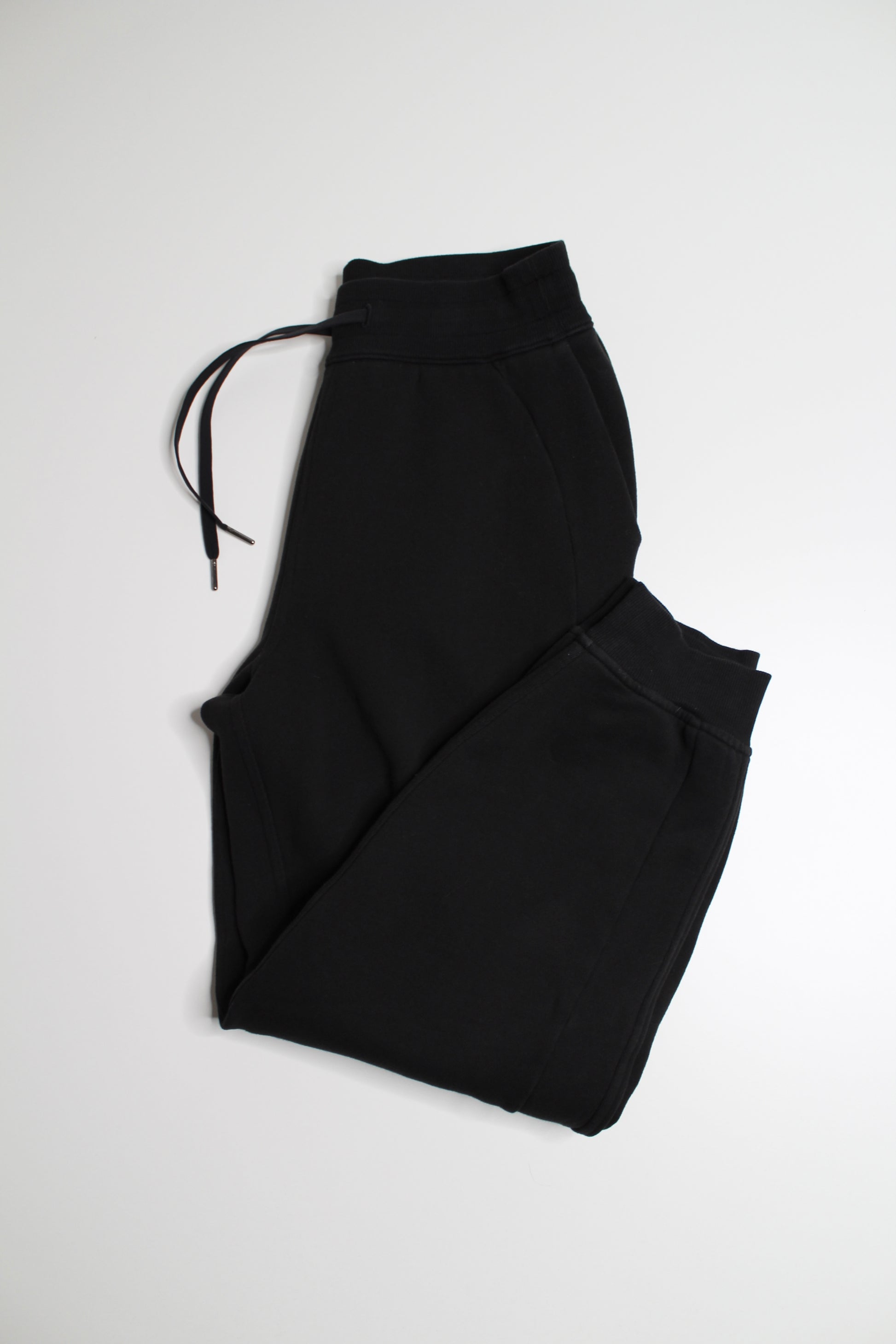 Lululemon black scuba relaxed high rise jogger, size 6 (28”)