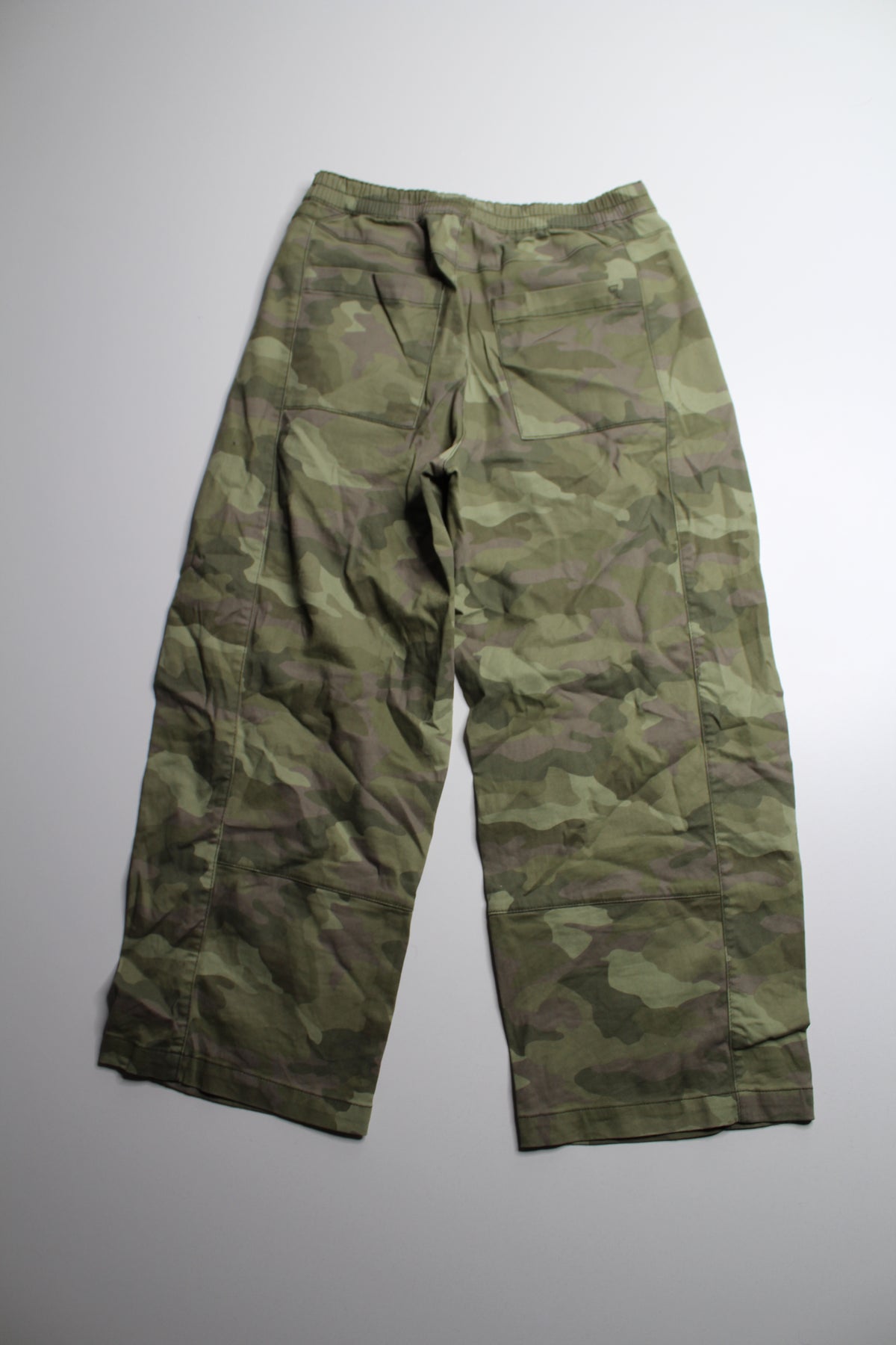 Anthropologie Pilcro green camo elastic waist barrel leg jeans, size xs (oversized) Fits like loose small