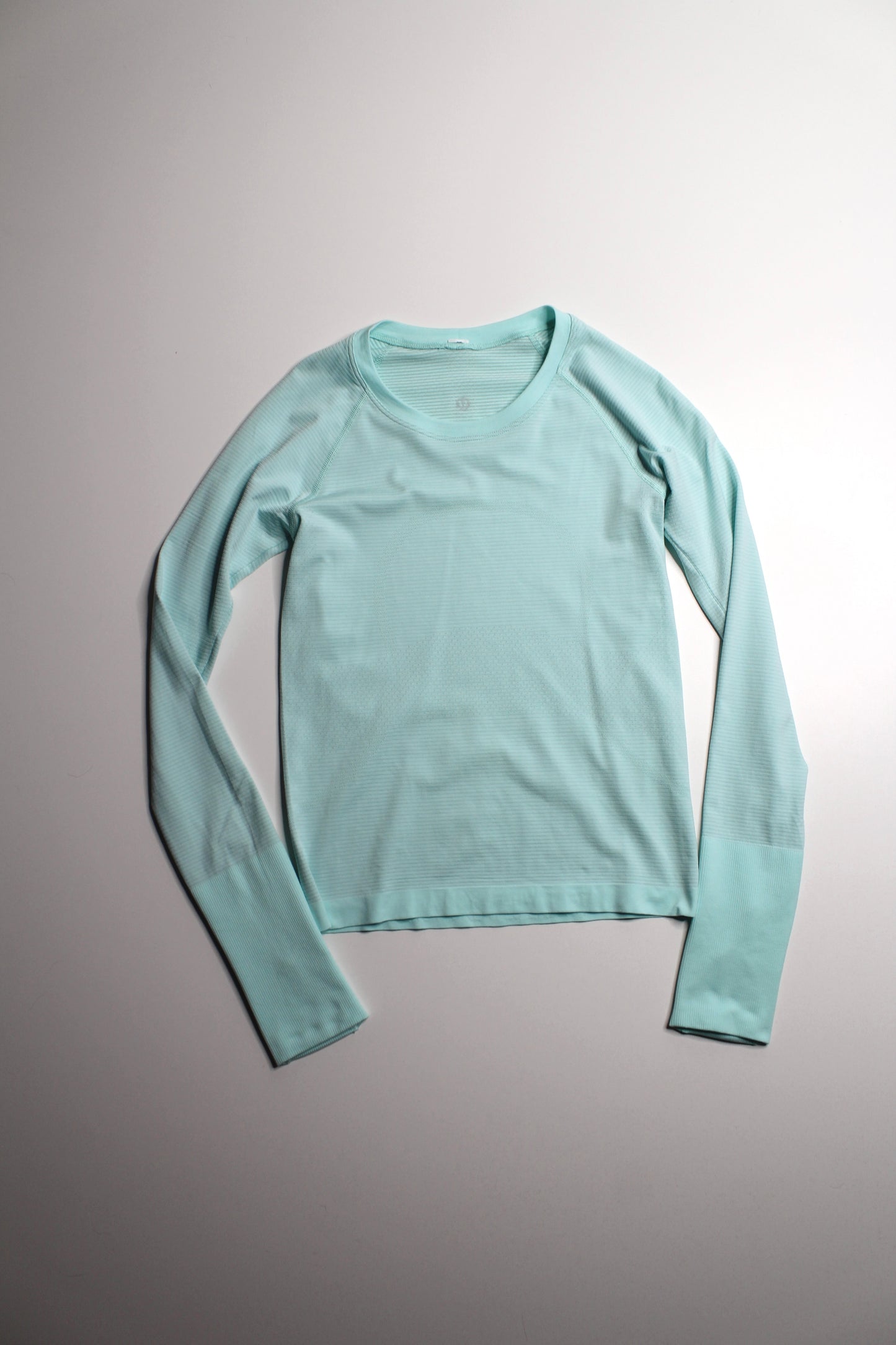 Lululemon ‘swiftly tech’ long sleeve, size 4 *waist length