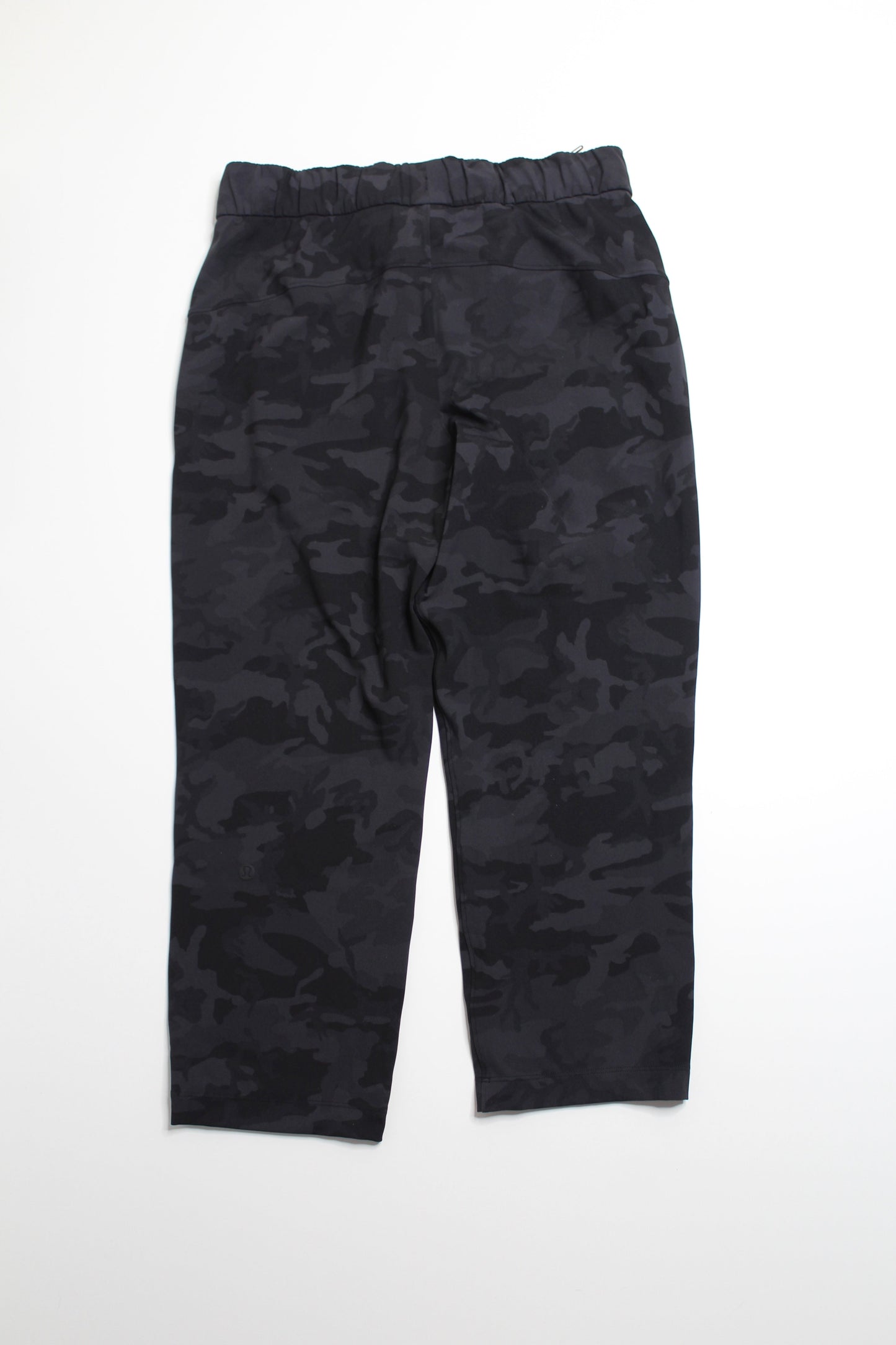 Lululemon 365 heritage camo on the fly crop, size 6 (23") *full on luxtreme