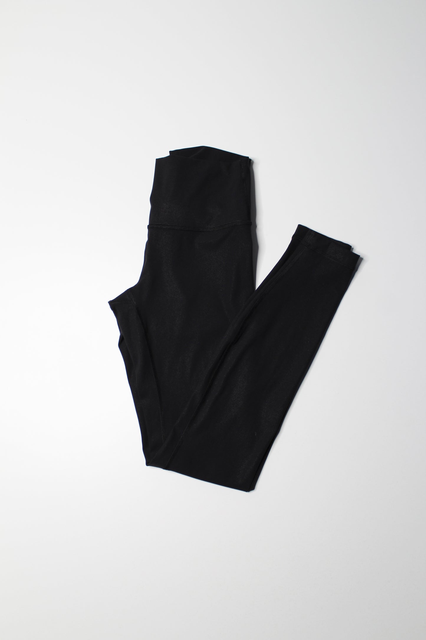 Lululemon matte black foil ‘wunder under’ high-rise legging, size 4 (28”) *full on luxtreme (sale: was $50)