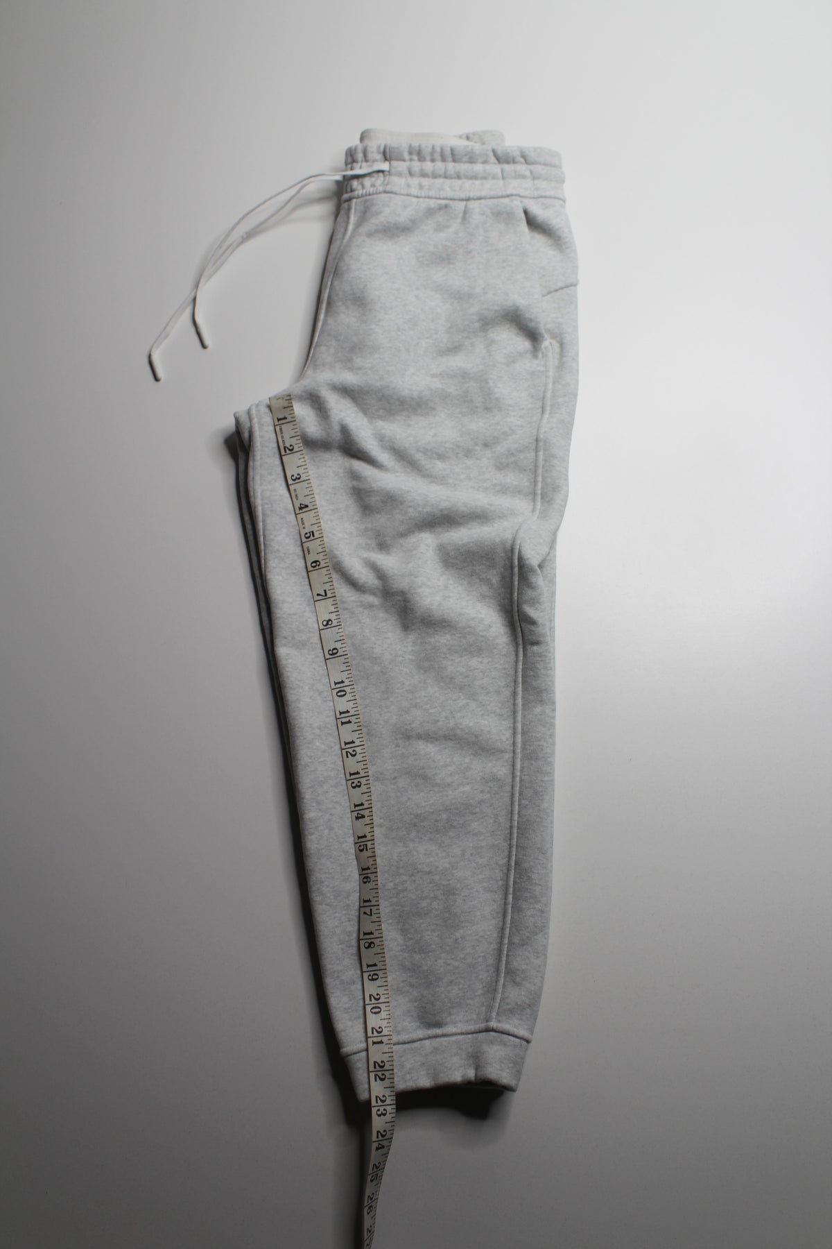 Lululemon light heathered grey ‘scuba’ cropped joggers, size 6 (23”)