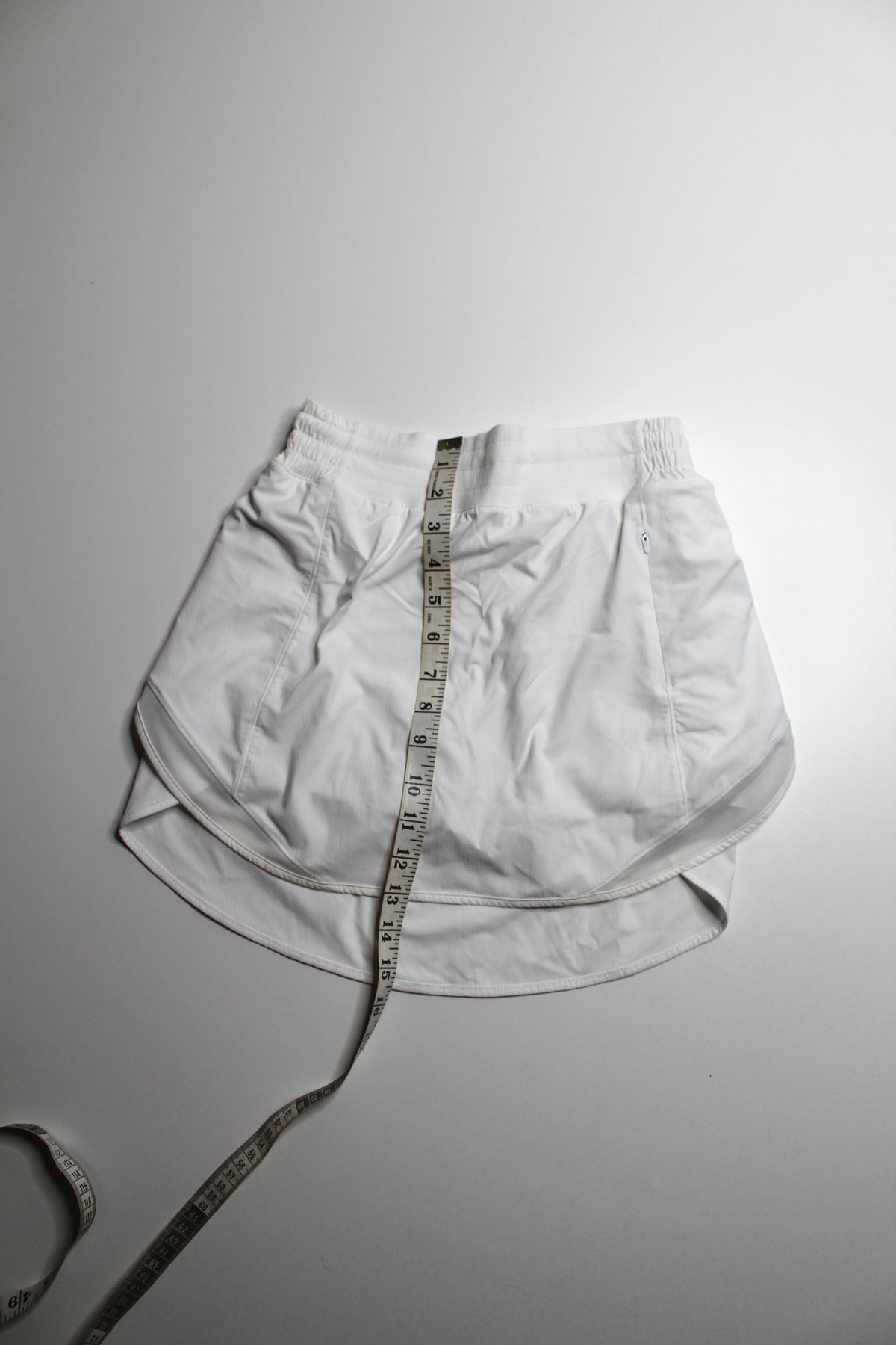 Lululemon white ‘hotty hot’ skirt, size 4