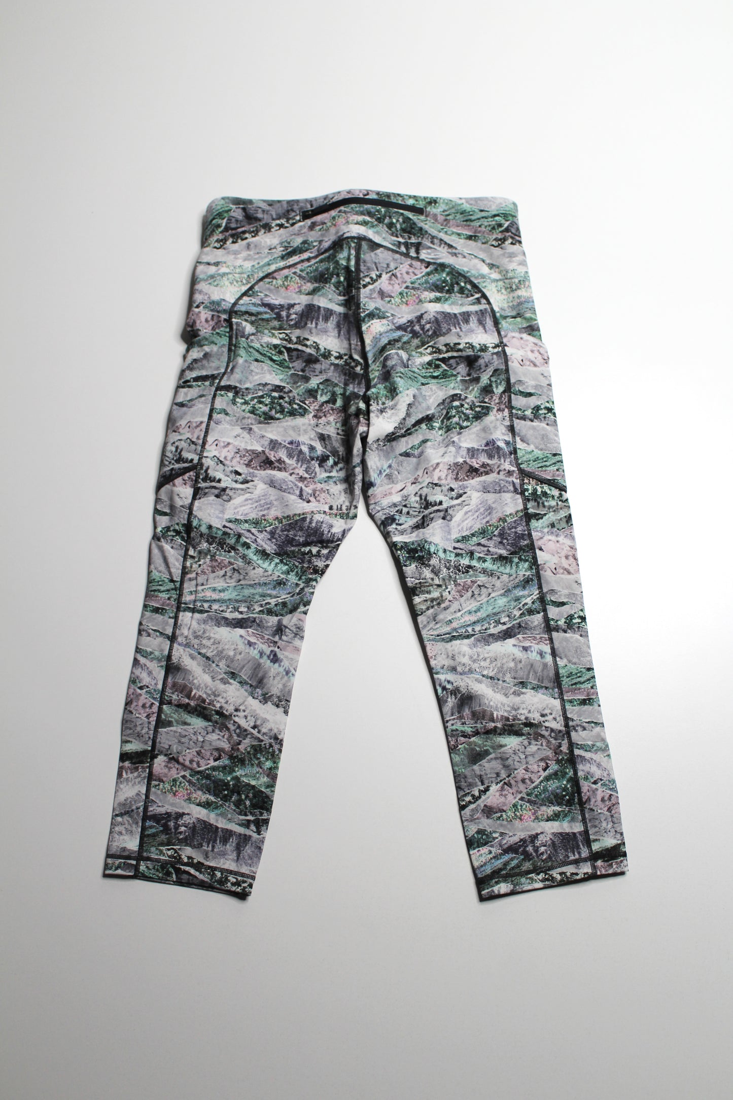 Lululemon springscape multi ‘speed up’ crop legging, size 8 *full on luxtreme