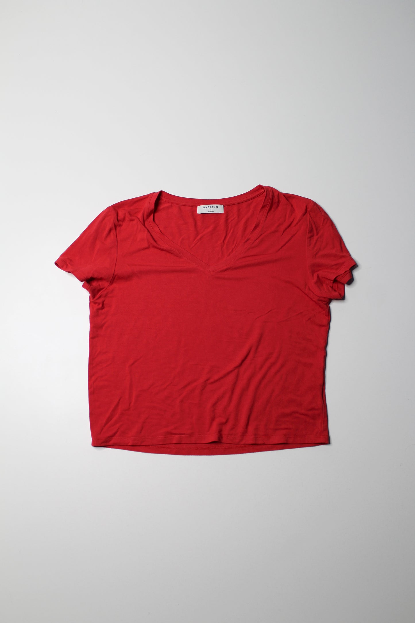 Aritzia red cropped v neck t shirt, size medium