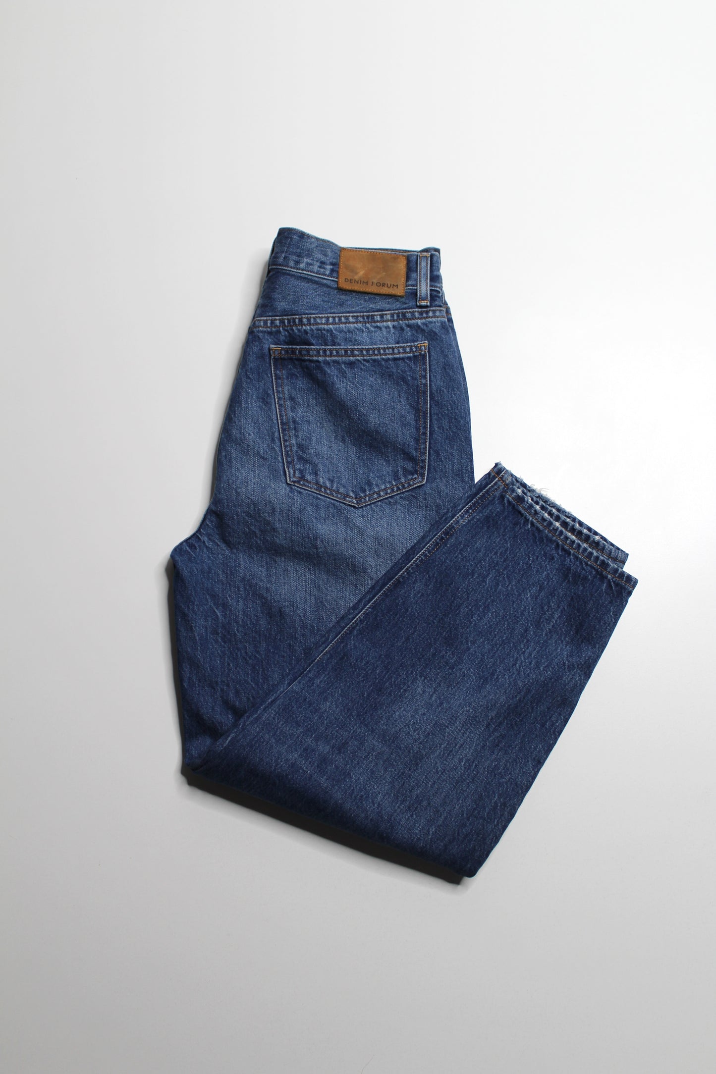 Aritzia Denim Forum high rise ‘Gia carrot’ jean, no size. Fits like 28 (28L)