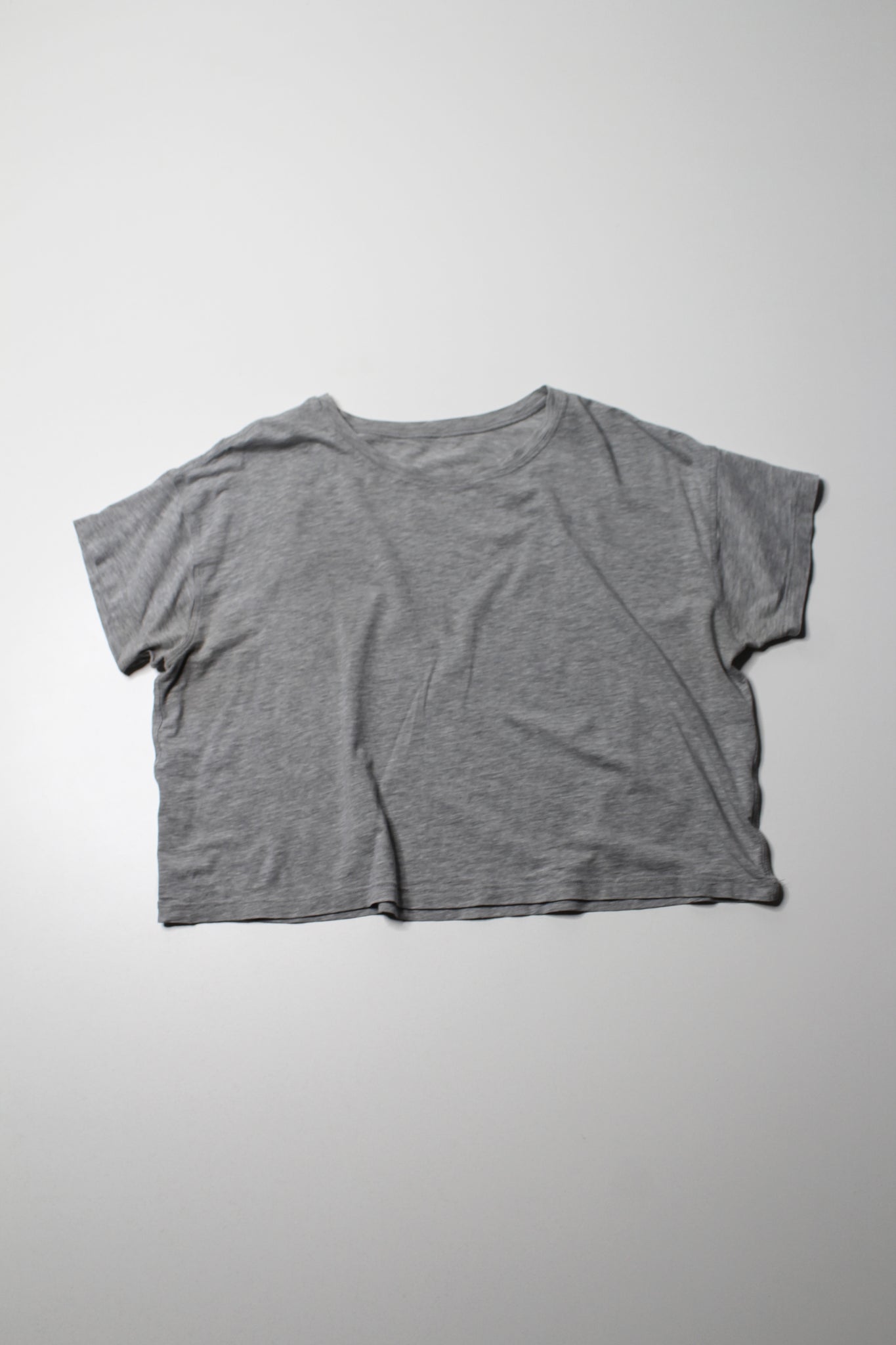 Lululemon grey pima cotton ‘cortes’ cropped t shirt, no size. fits like 6 (loose fit)