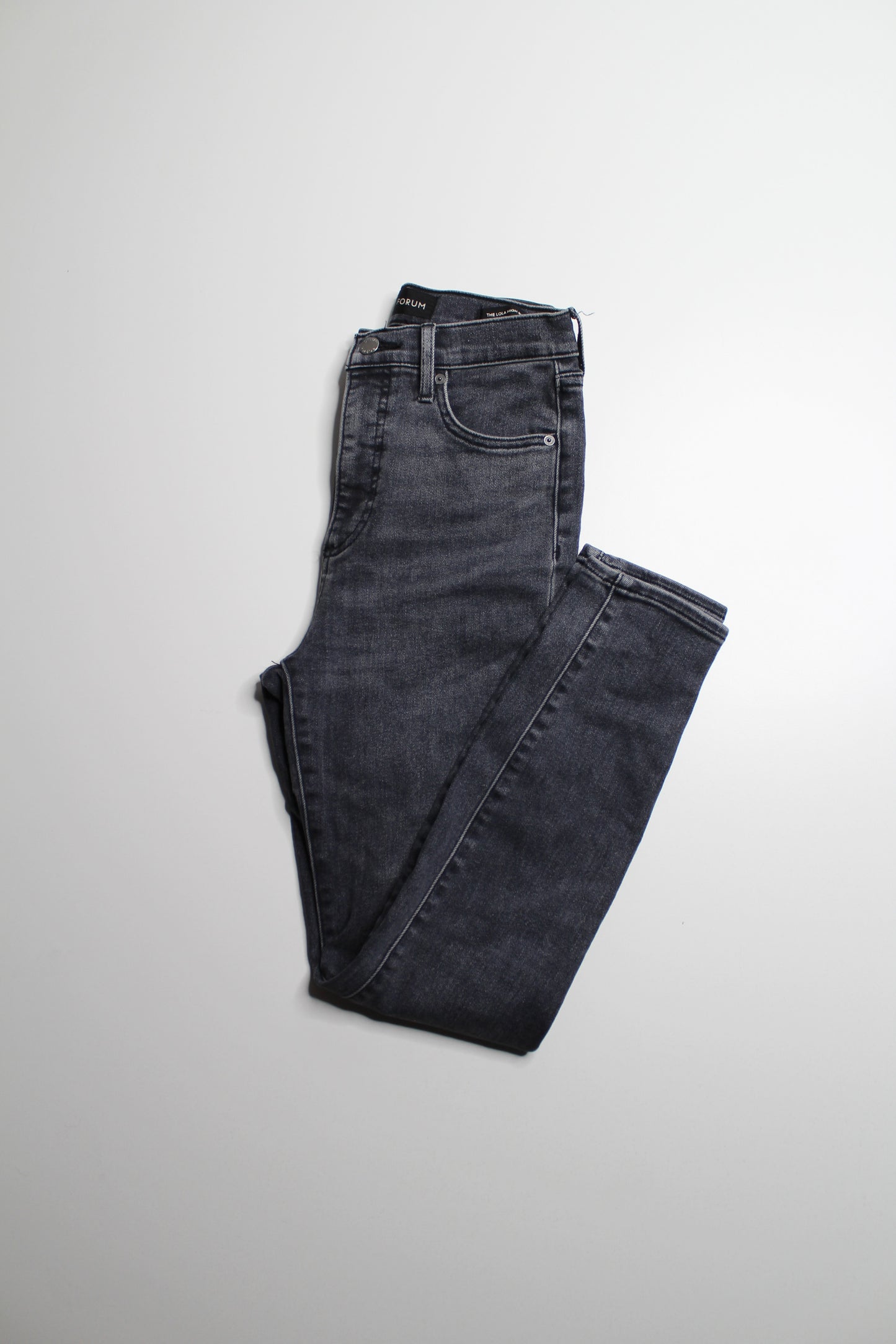 Aritzia Denim Forum black wash Lola skinny jeans, size 26