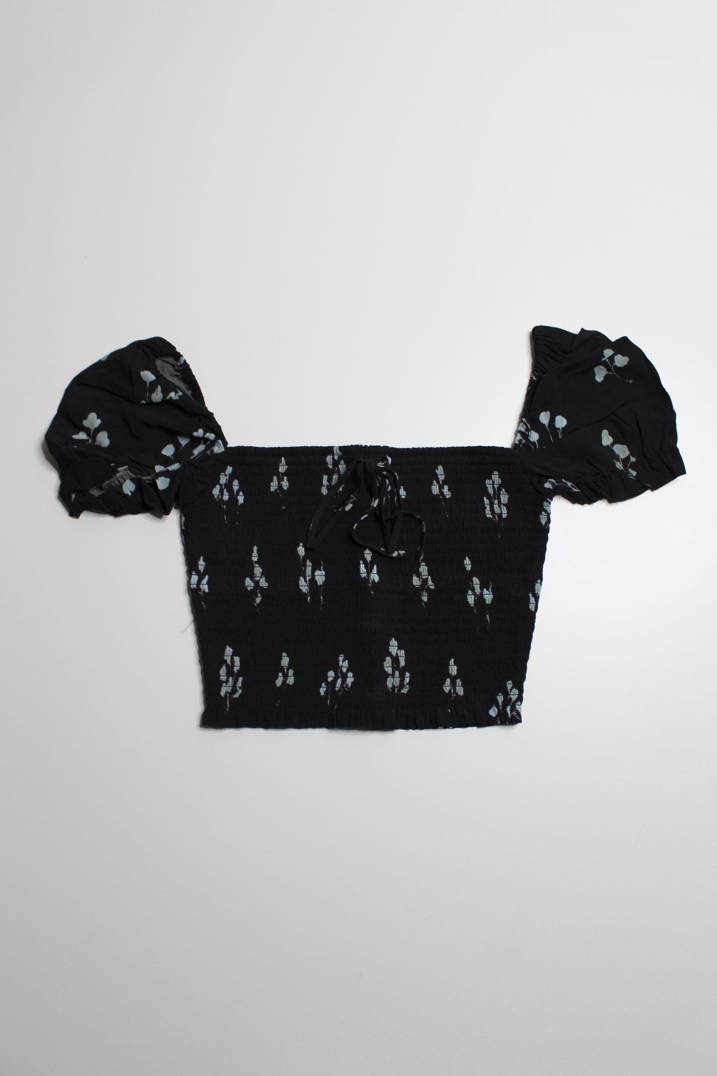 Aritzia Wilfred black floral smocked cropped puff short sleeve blouse, size small