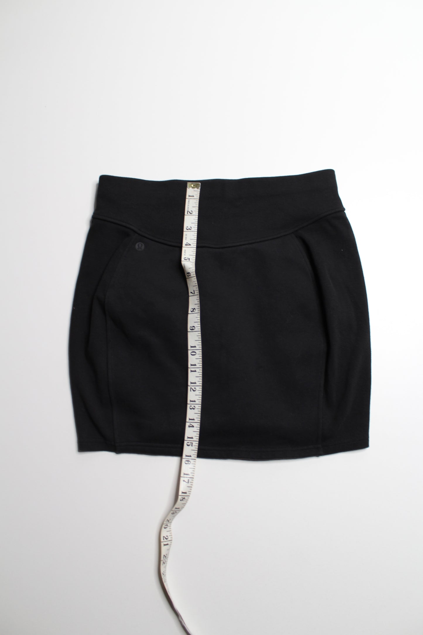 Lululemon black ‘scuba high rise mini’ skirt, size medium (fits 6/8)