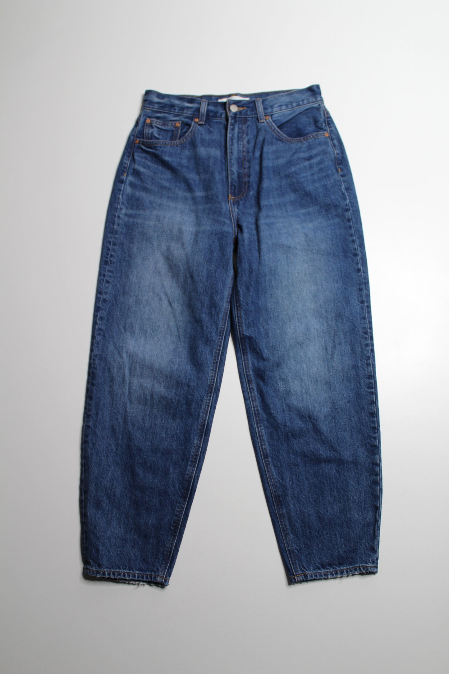 Aritzia Denim Forum high rise ‘Gia carrot’ jean, no size. Fits like 28 (28L)