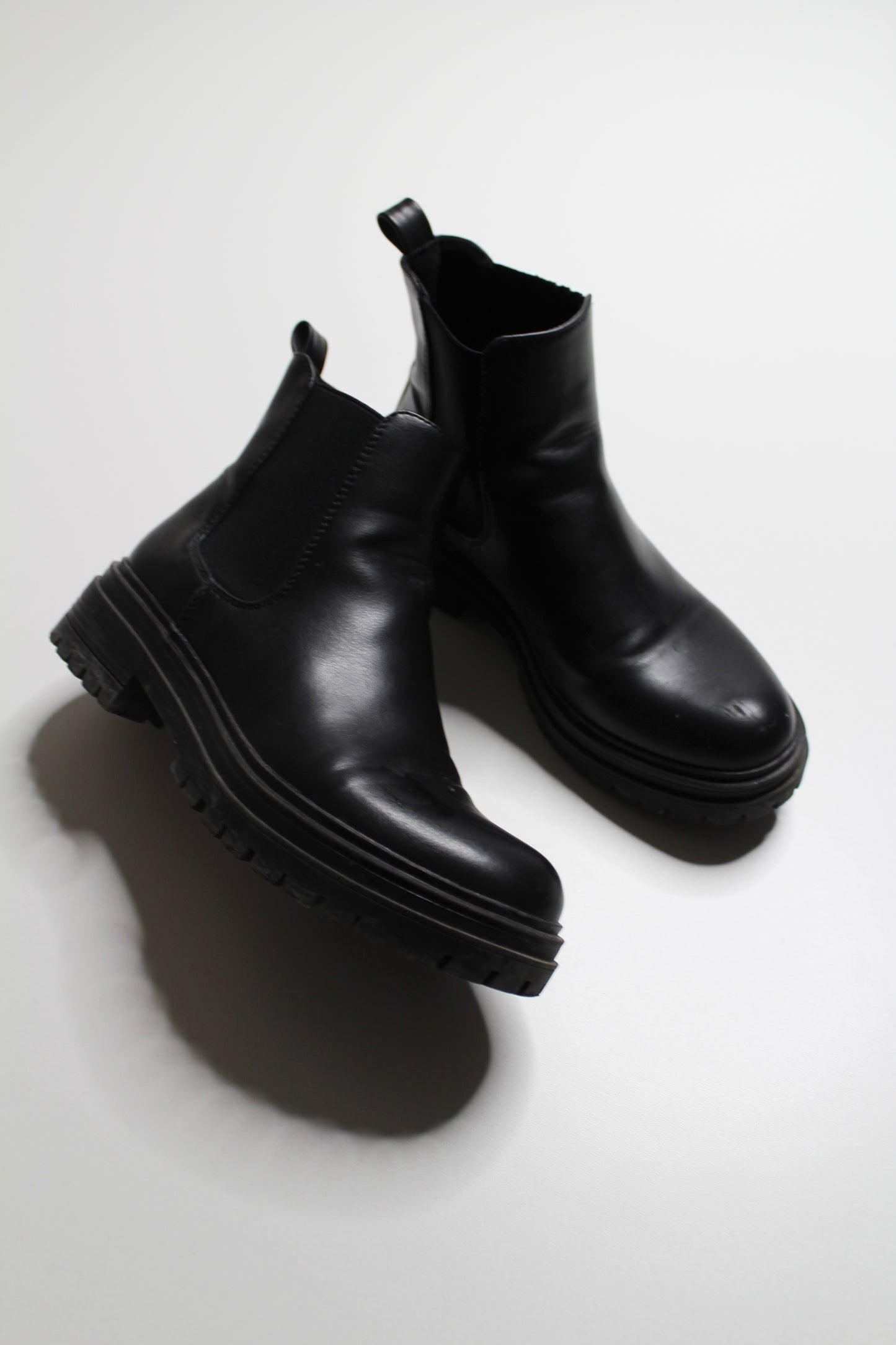 Steve Madden black Billie chelsea boot, size 6