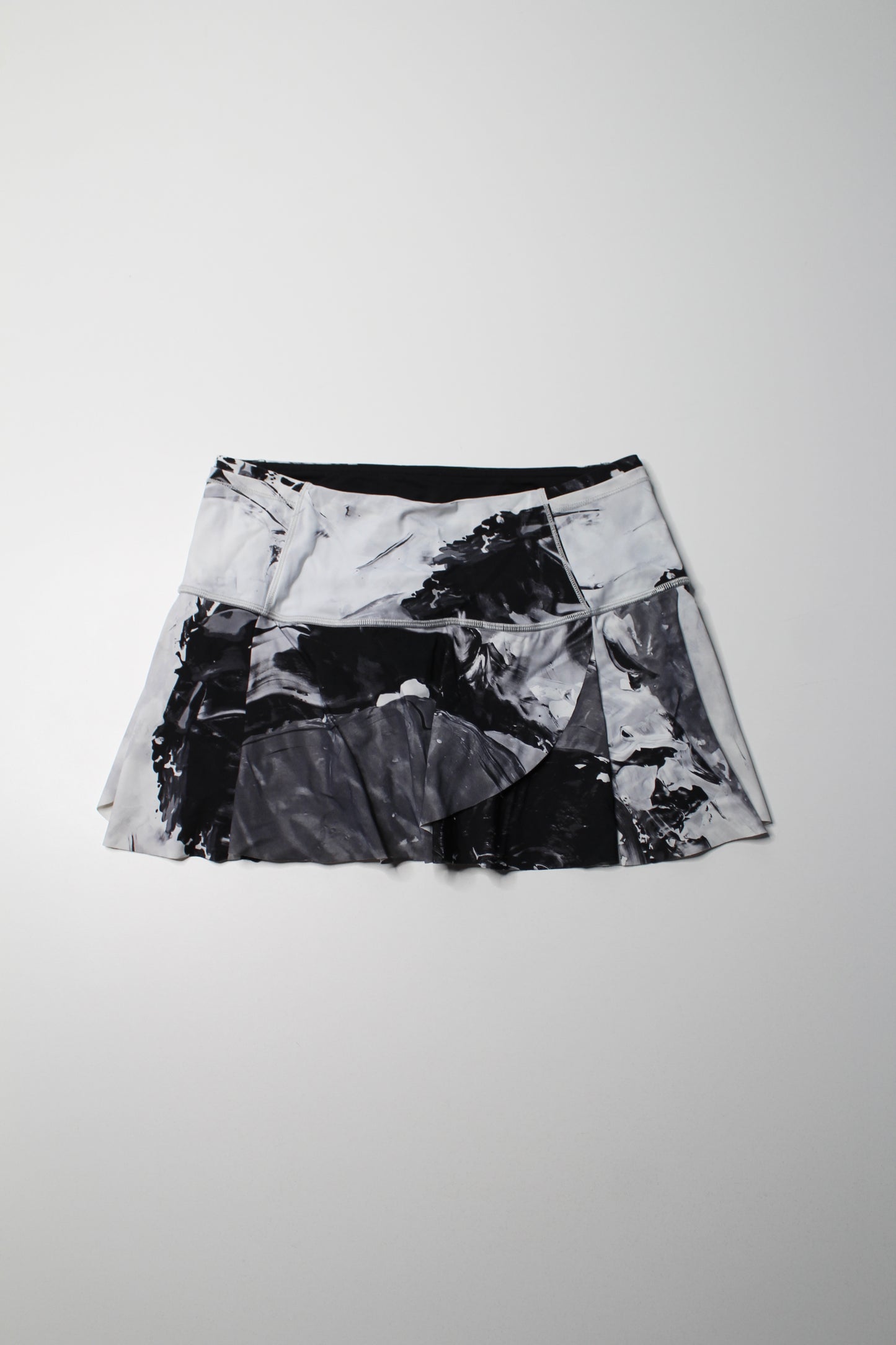 Lululemon biggie pigment wave white black ‘hit your stride’ skirt, size 6 (sale: was $30)