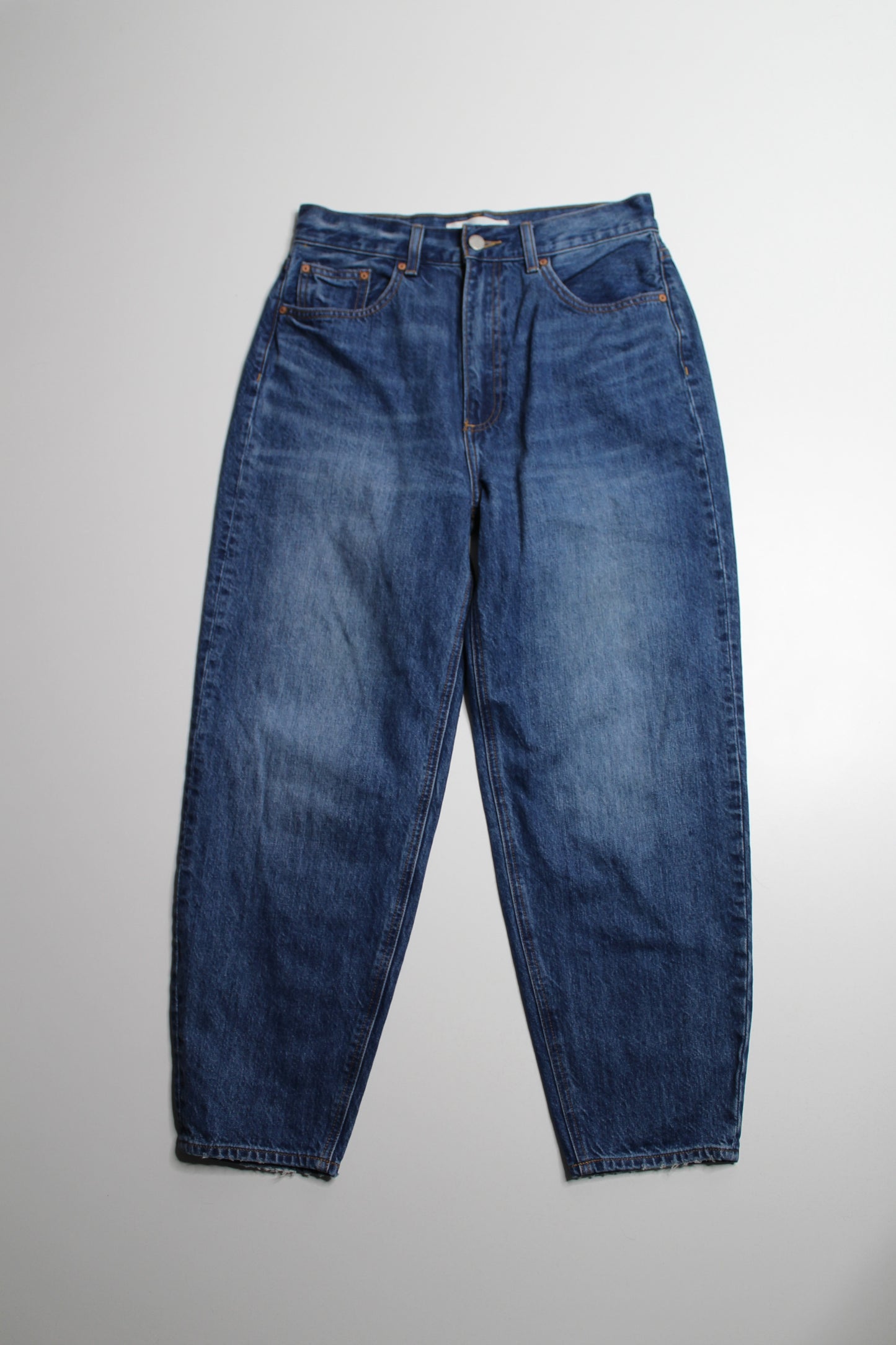 Aritzia Denim Forum high rise ‘Gia carrot’ jean, no size. Fits like 28 (28L)