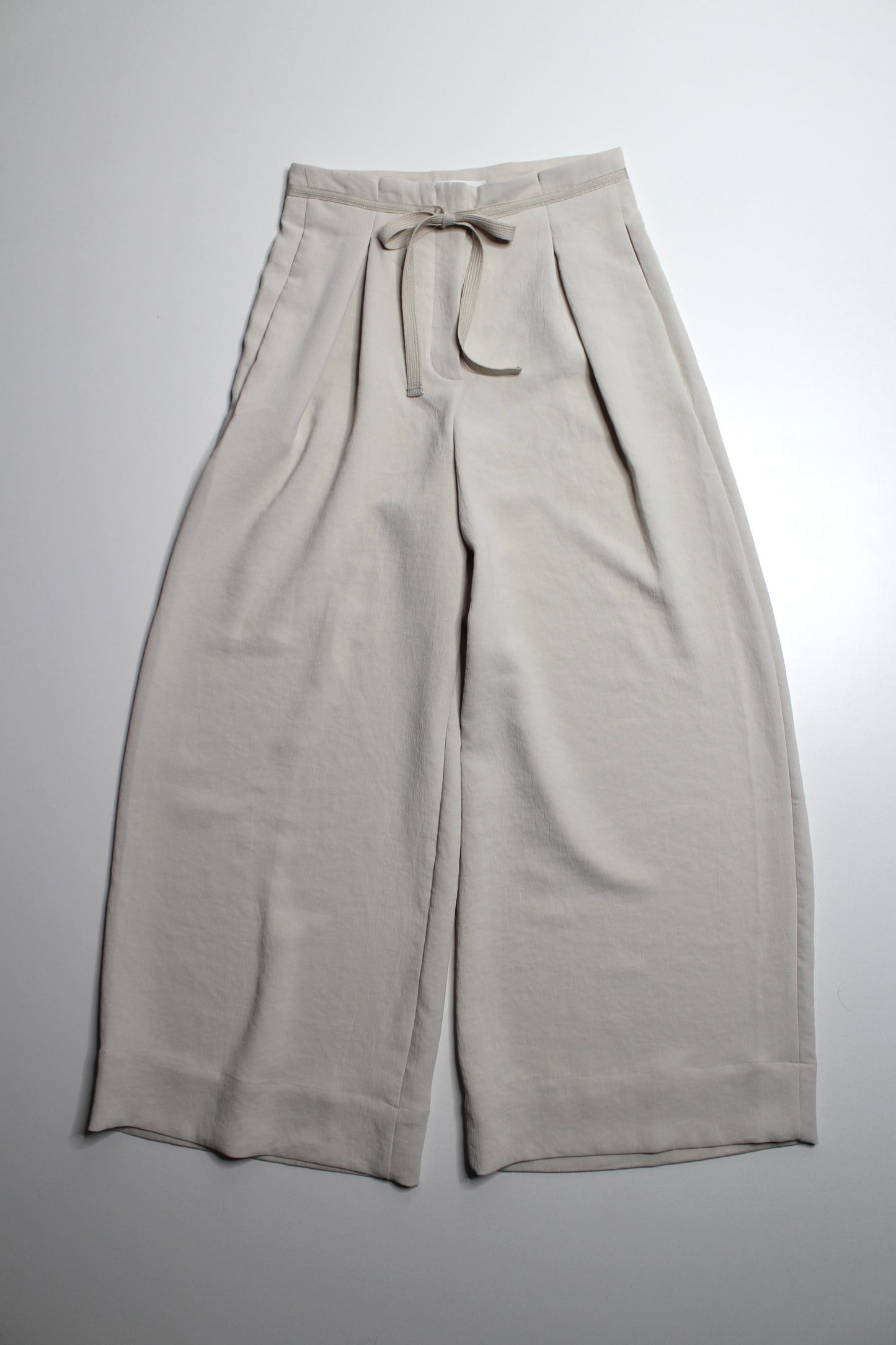 Aritzia Wilfred beige wide leg pleated cropped pant, size 6 (26”) (size small)