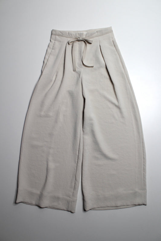Aritzia Wilfred beige wide leg pleated cropped pant, size 6 (26”) (size small)