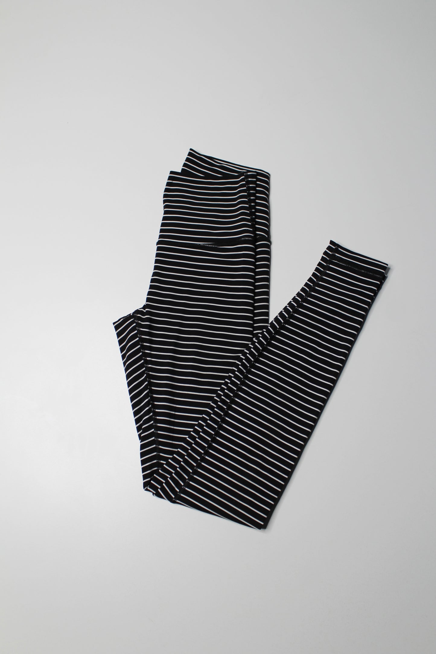 Lululemon black/white stripe hi-rise ‘wunder under’ legging, size 4
