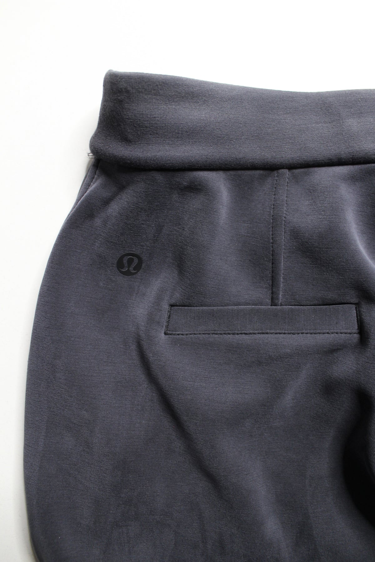 Lululemon dark grey ‘softstreme pintuck mid-rise pant *Regular, size 2