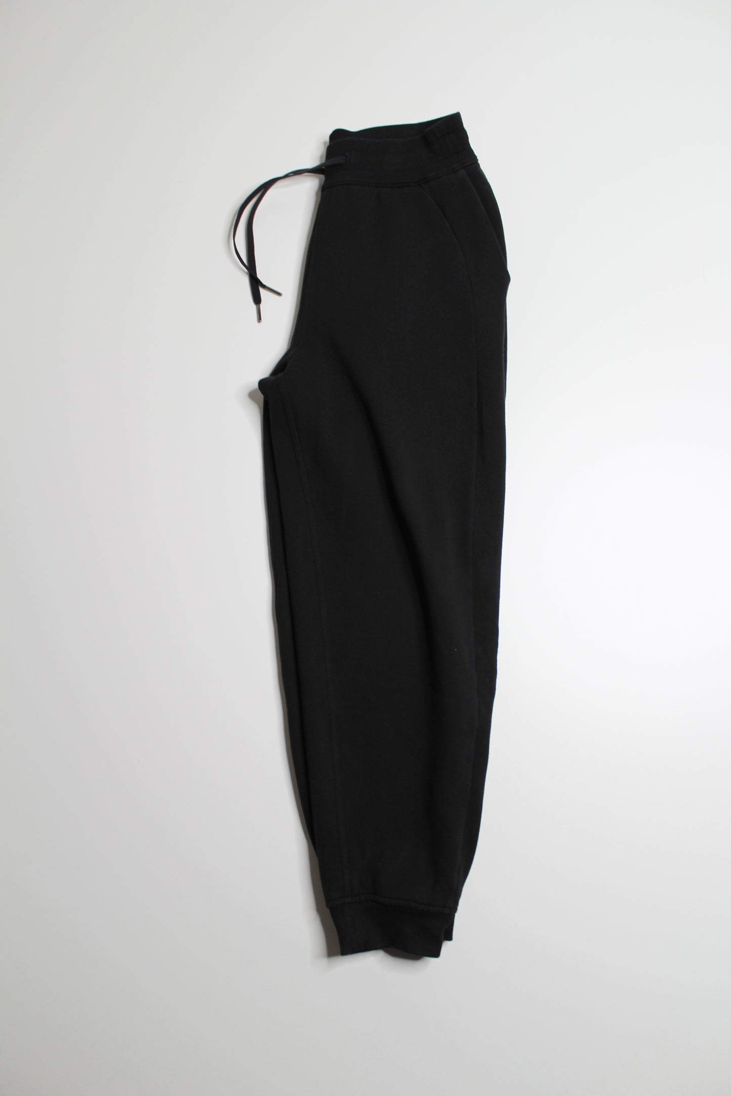 Lululemon black scuba relaxed high rise jogger, size 6 (28”)