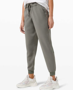 Lululemon grey sage ‘on the fly’ jogger, size 6 *woven