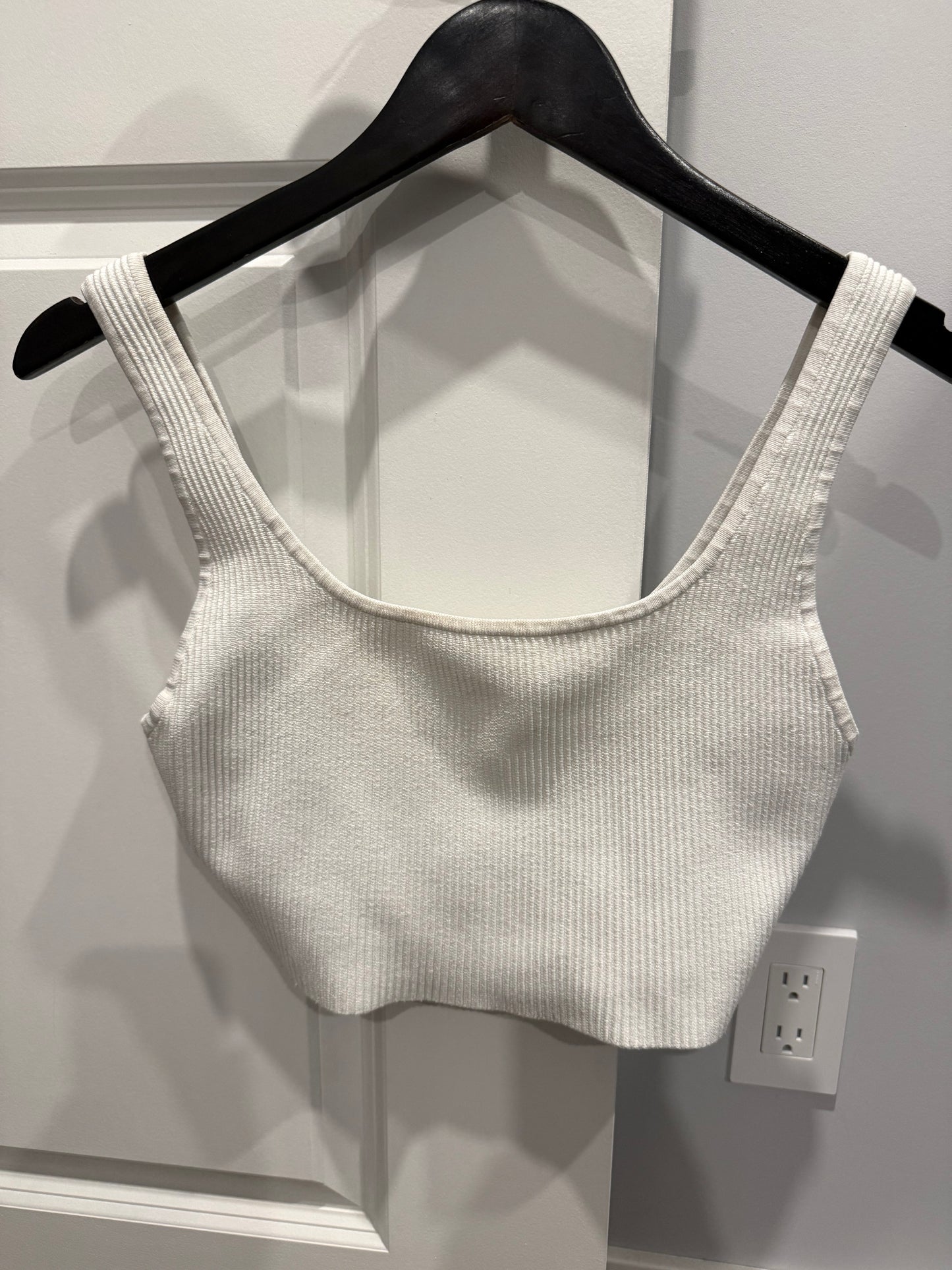 Aritzia Babaton cream ribbed cropped sculpt tank, size medium