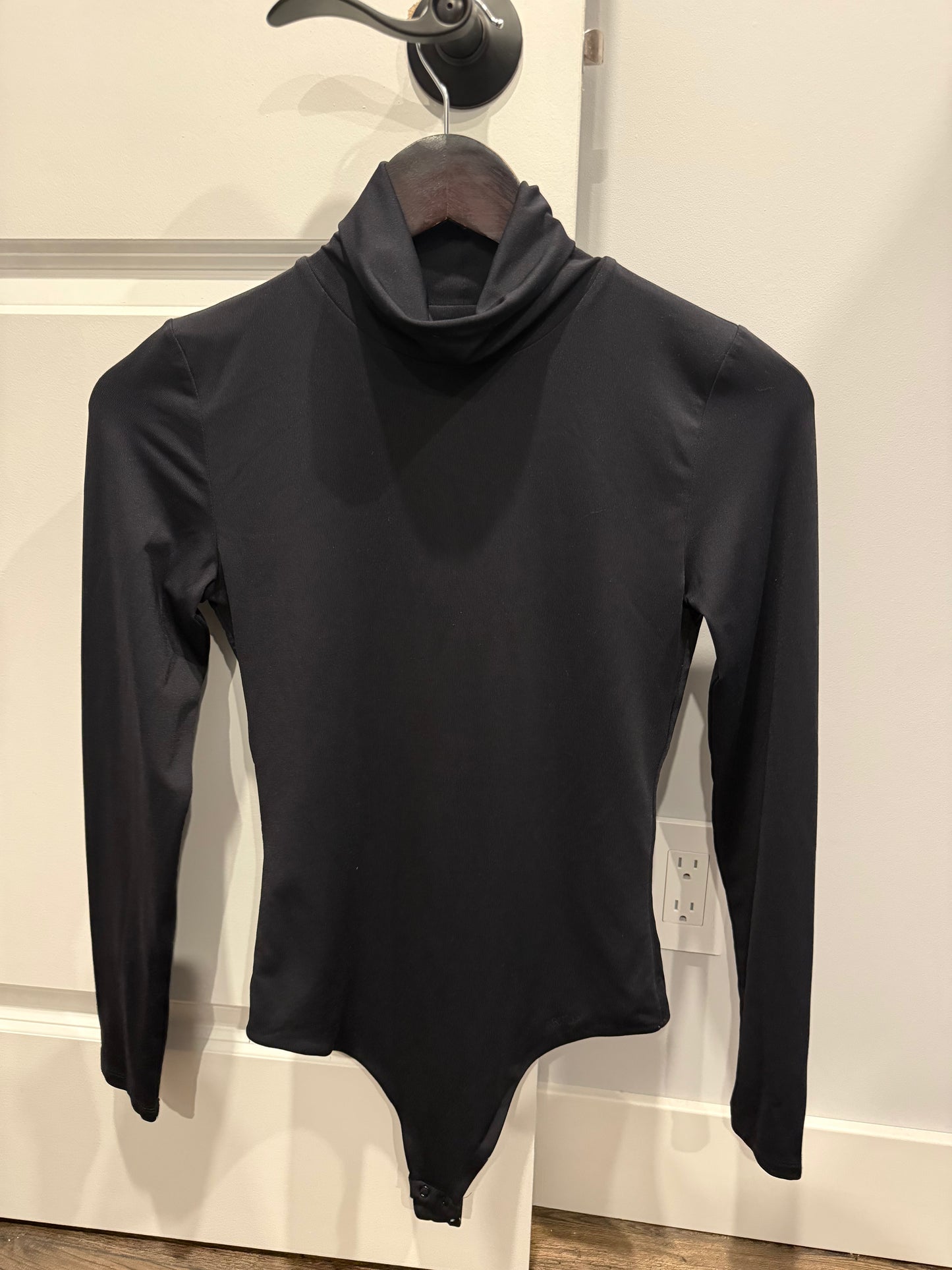 Aritzia Black turtleneck ‘contour’ bodysuit, size medium