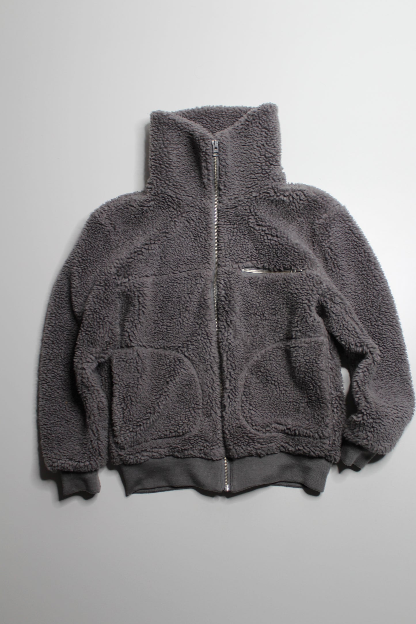 Aritzia Wilfred Free medium grey 'teddy' sherpa bomber  jacket, size xs (loose fit) Fits xs/small