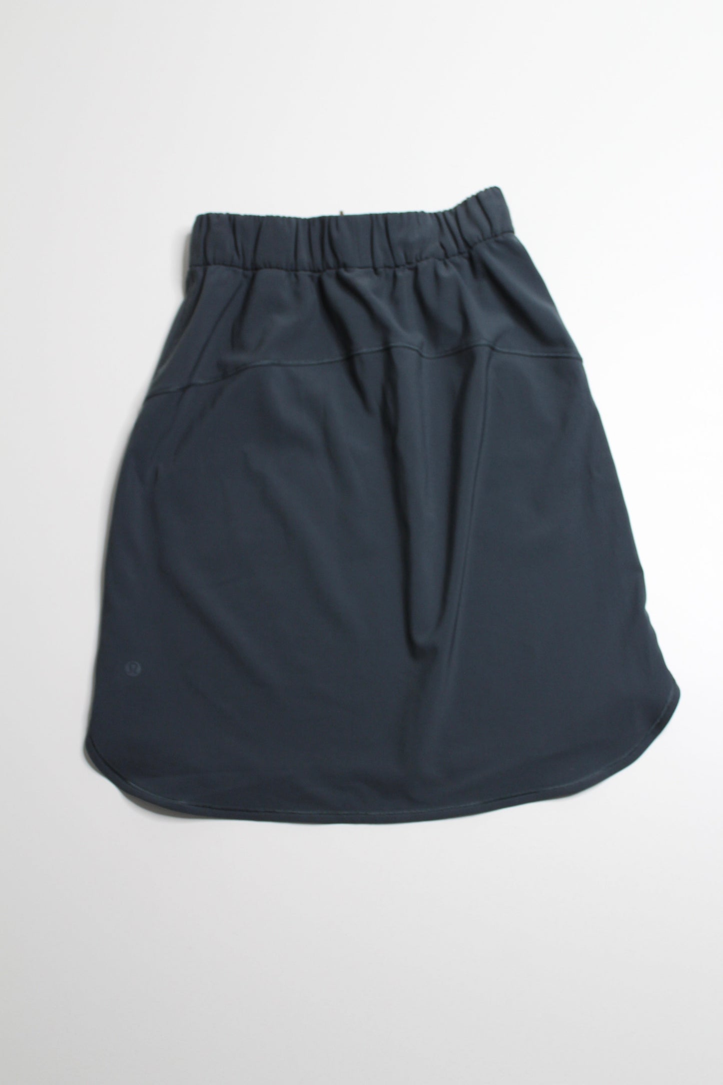 Lululemon gravity ‘on the fly’ skirt, size 2 (relaxed fit) *woven