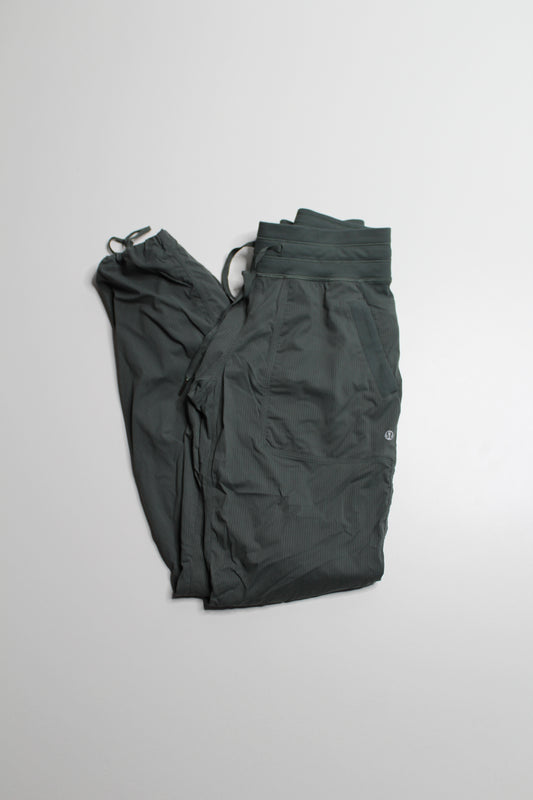 Lululemon dark forest mid rise ‘dance studio’ pant, size 6 (full length)