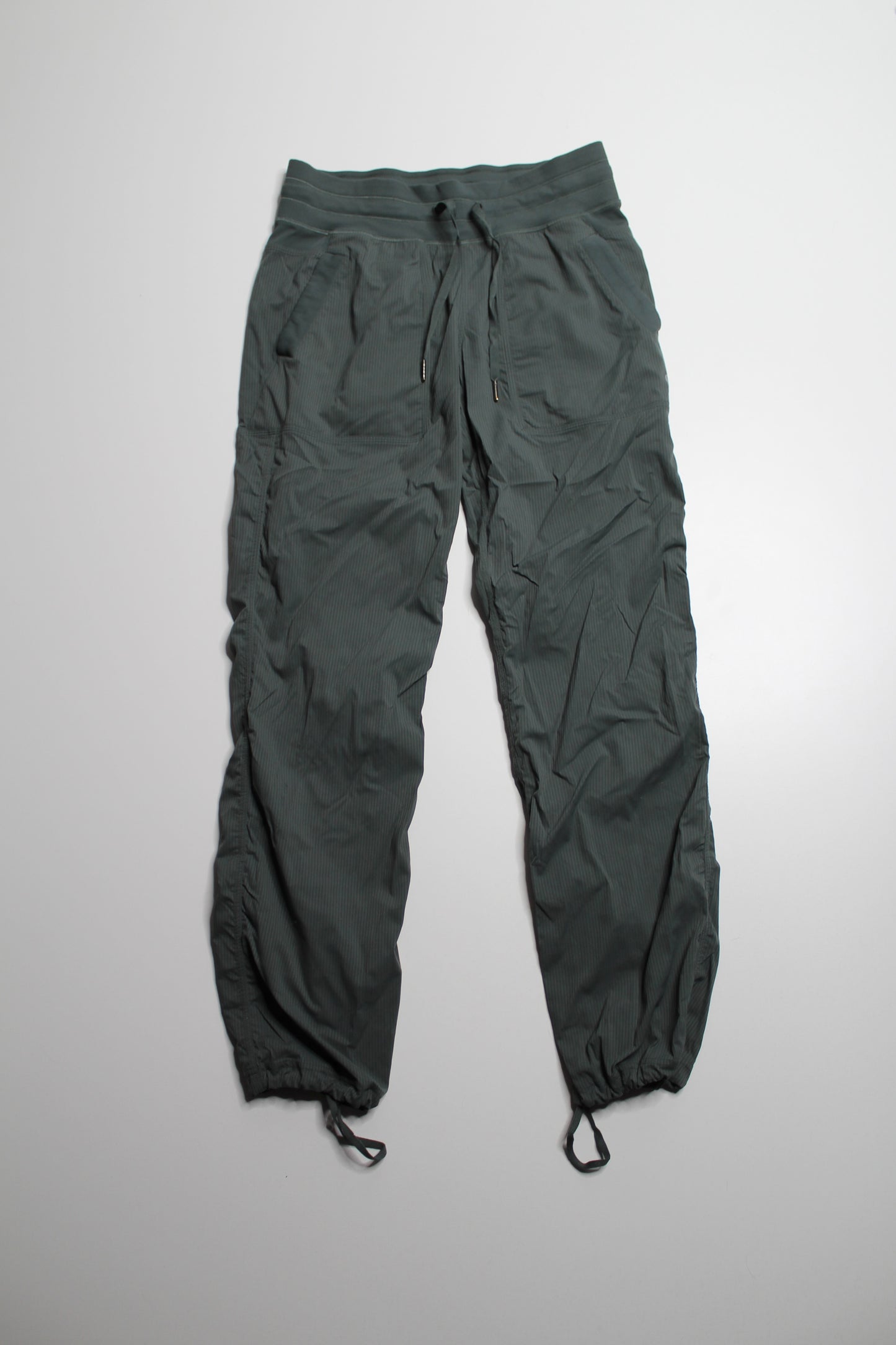 Lululemon dark forest mid rise ‘dance studio’ pant, size 6 (full length)