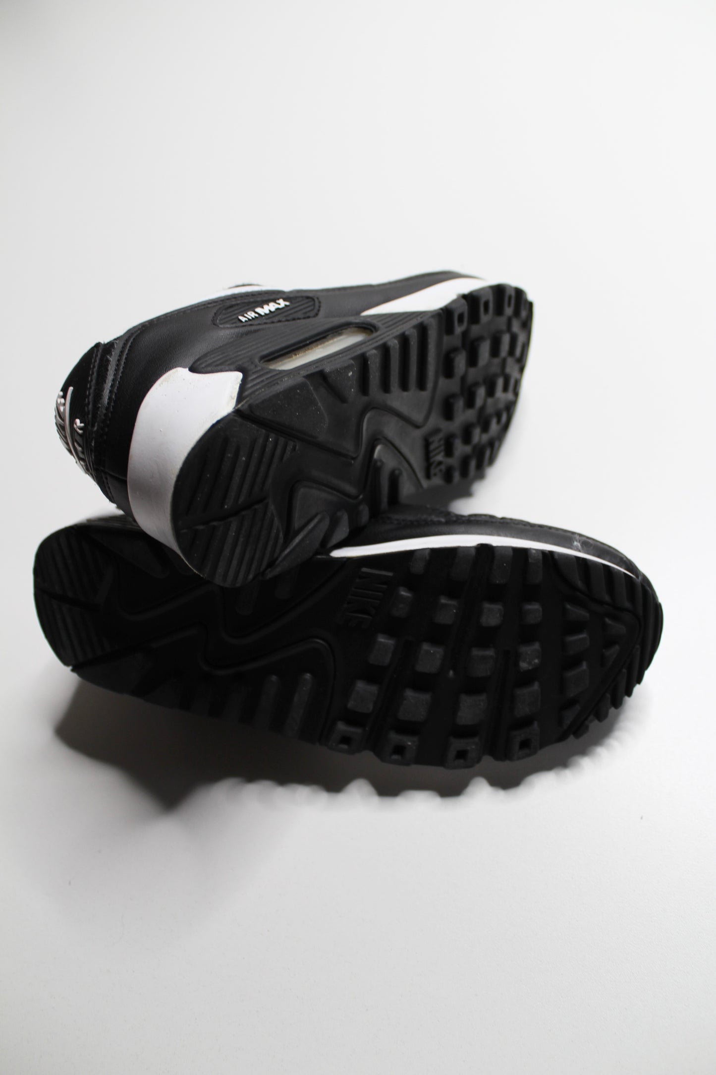 Nike black/white airmax running shoe, size 7.5 (fit like 7)