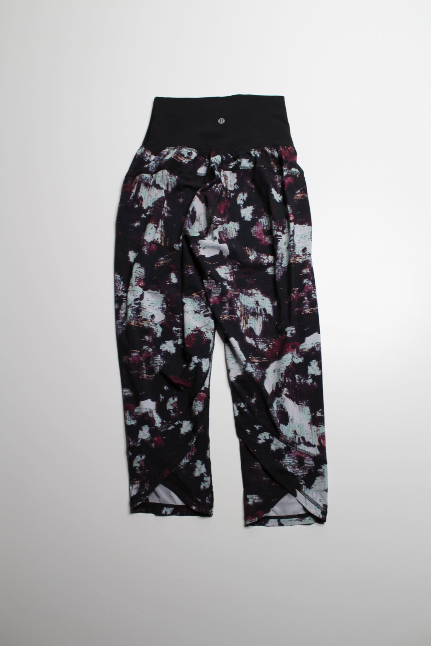 Lululemon kara blossom multi / black 'tranquil crop'  pant, size 4