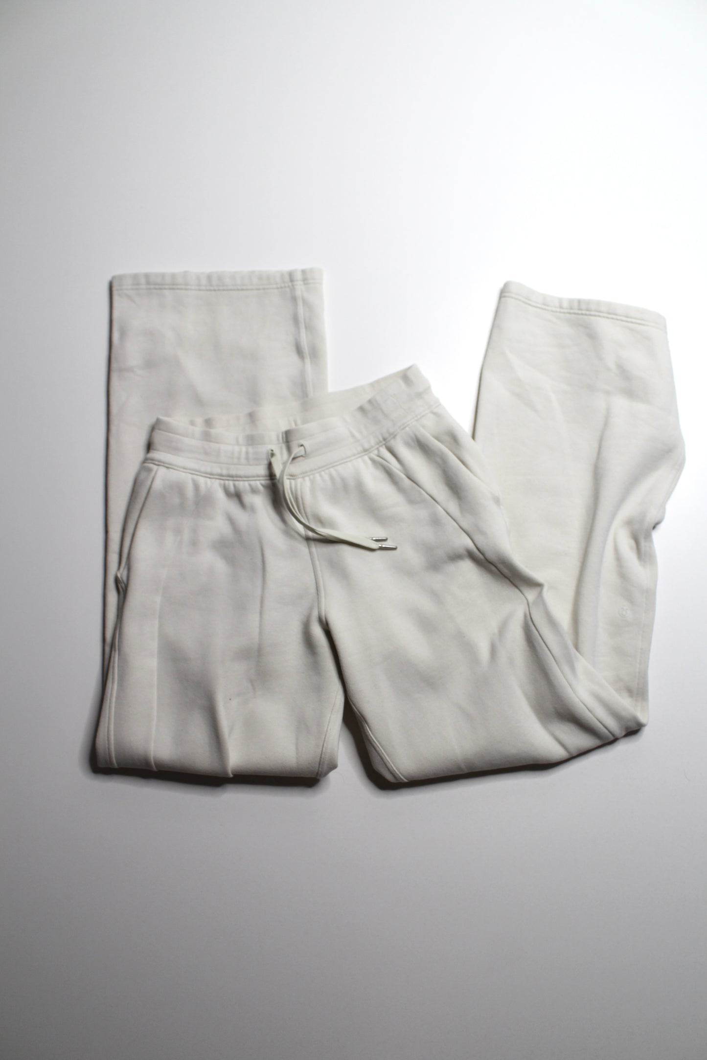Lululemon beige wide leg jogger, size small (size 6) (33") (relaxed fit)