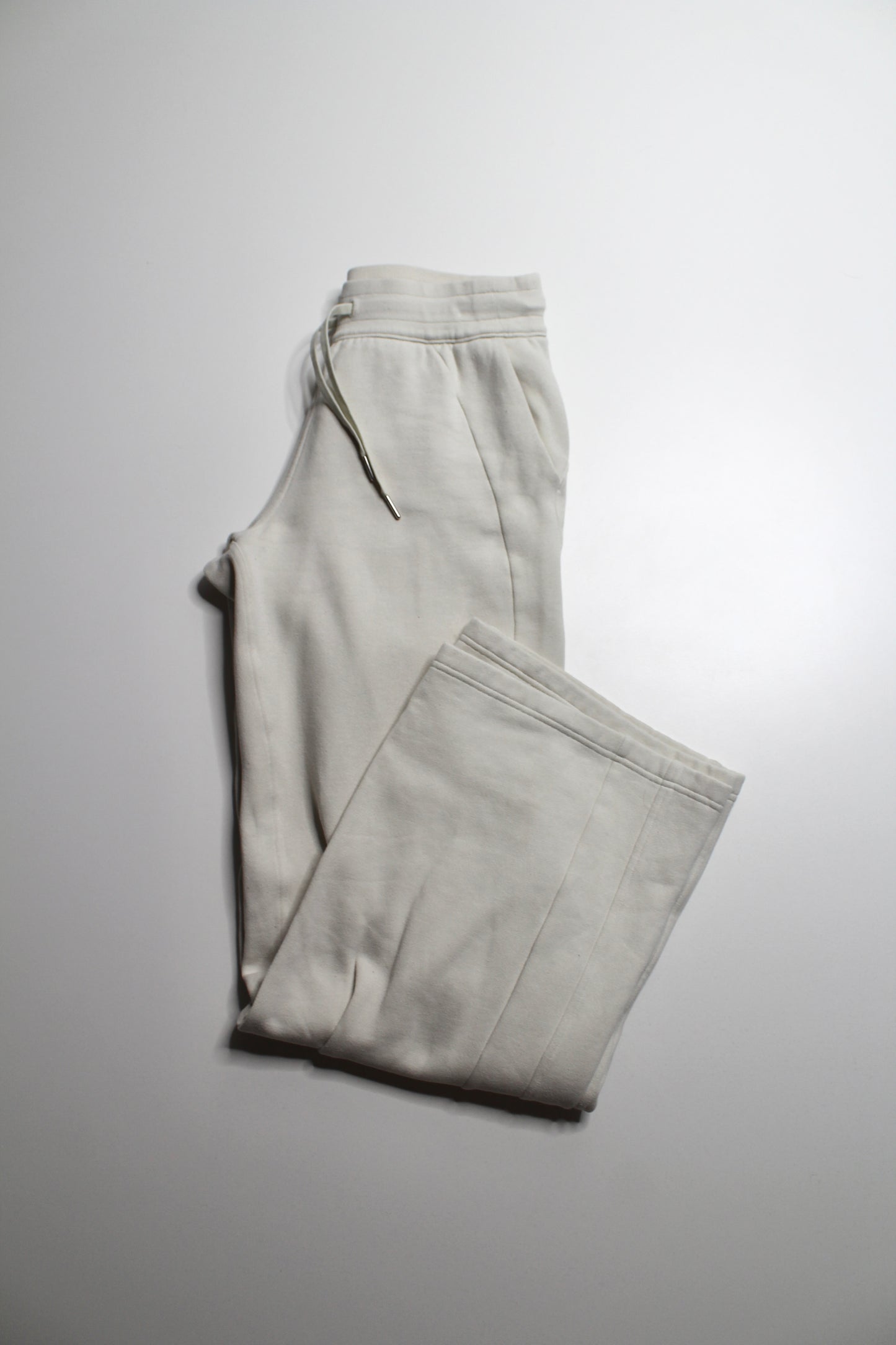 Lululemon beige wide leg jogger, size small (size 6) (33") (relaxed fit)