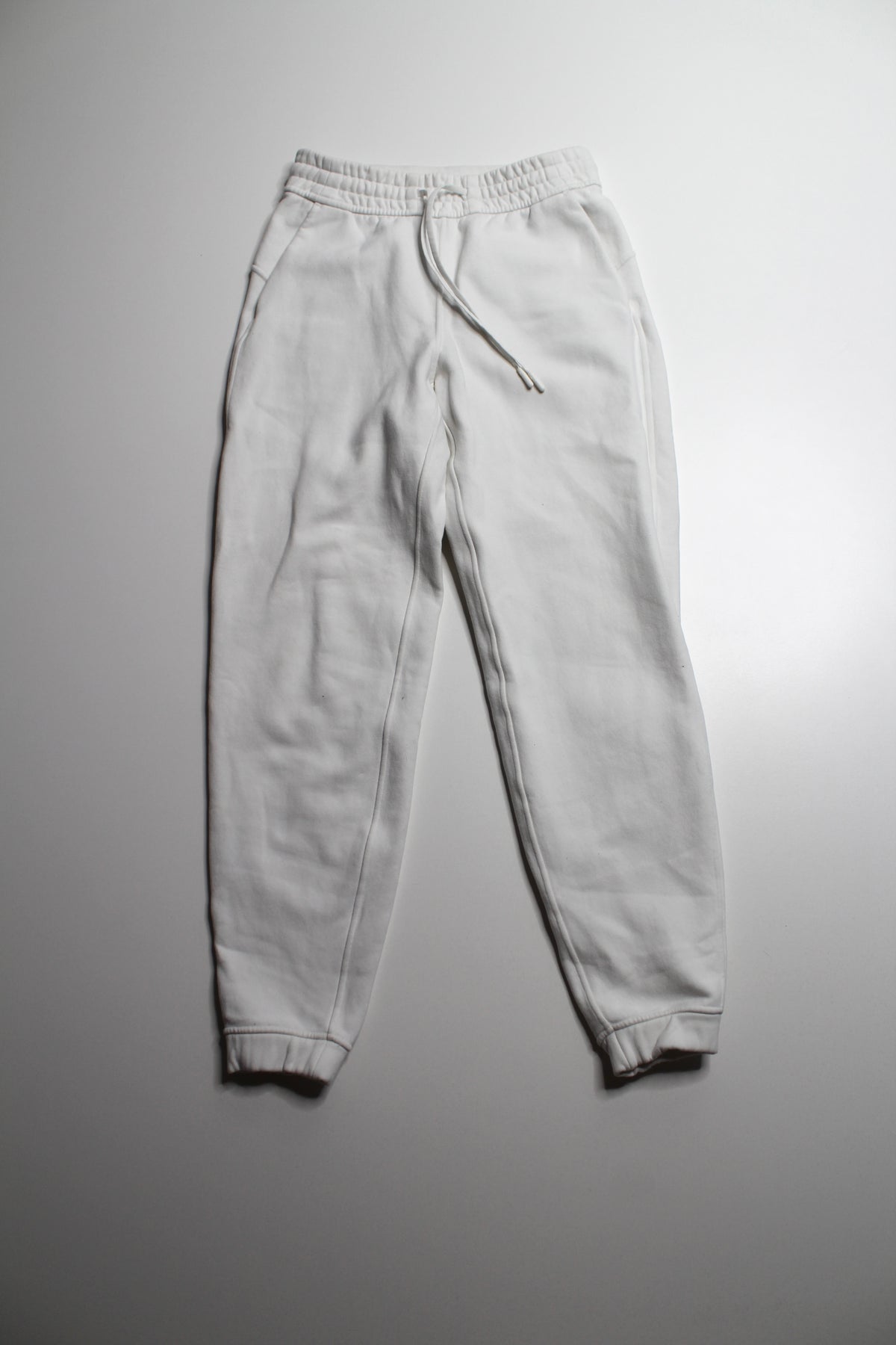 Lululemon white scuba jogger, size 4 *flaw