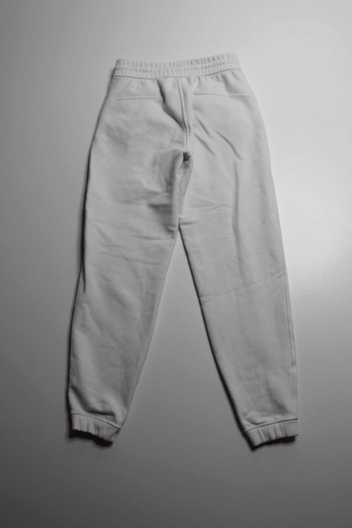Lululemon white scuba jogger, size 4 *flaw