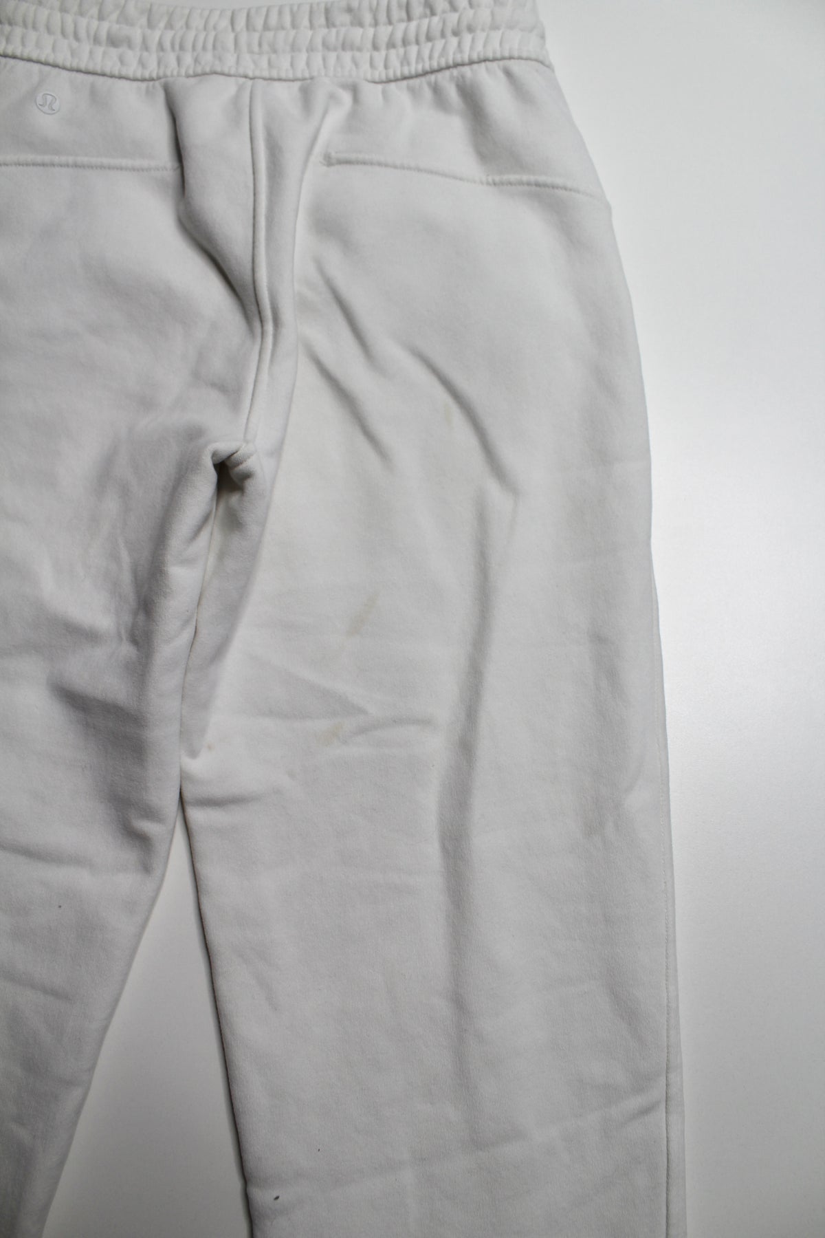 Lululemon white scuba jogger, size 4 *flaw