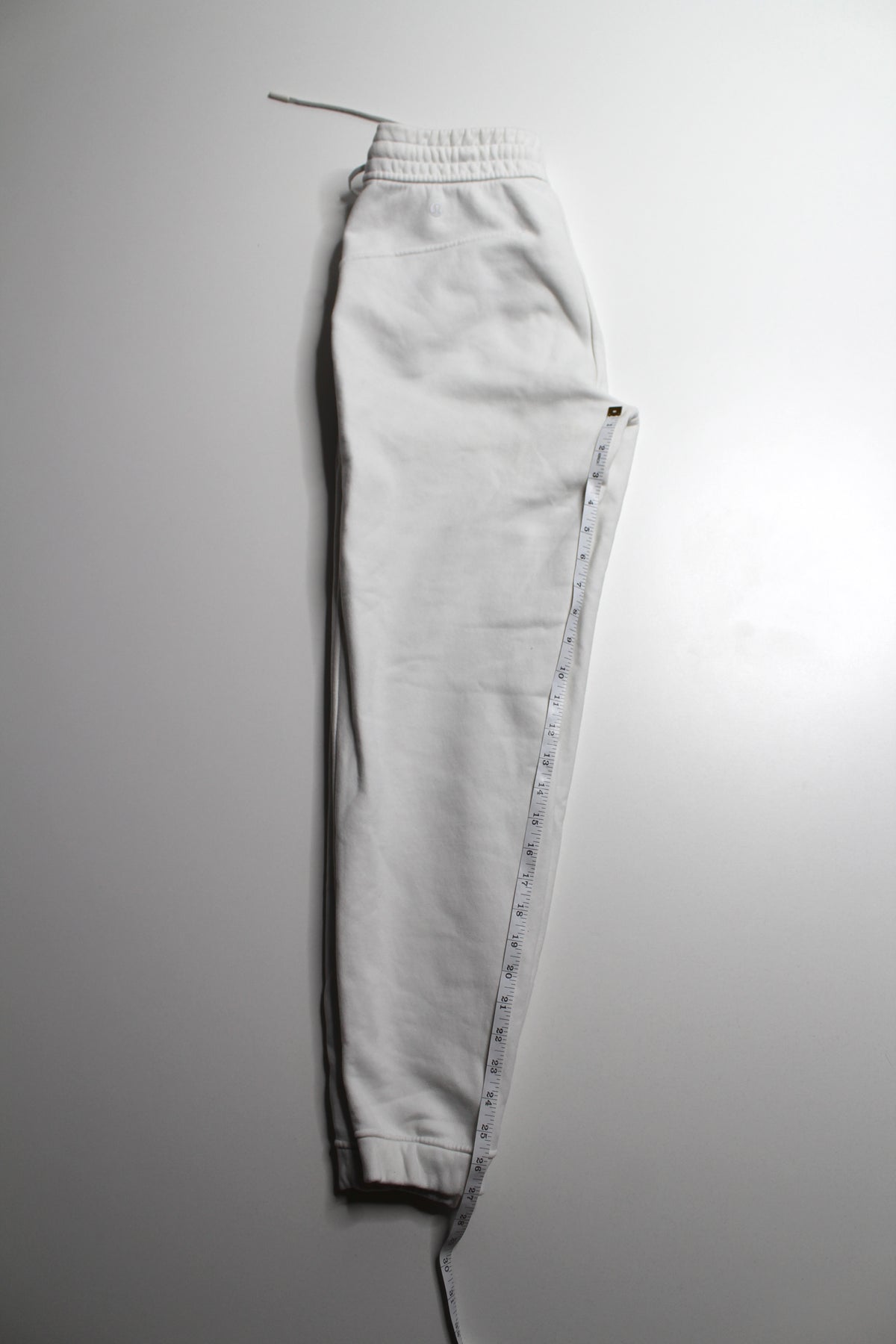 Lululemon white scuba jogger, size 4 *flaw