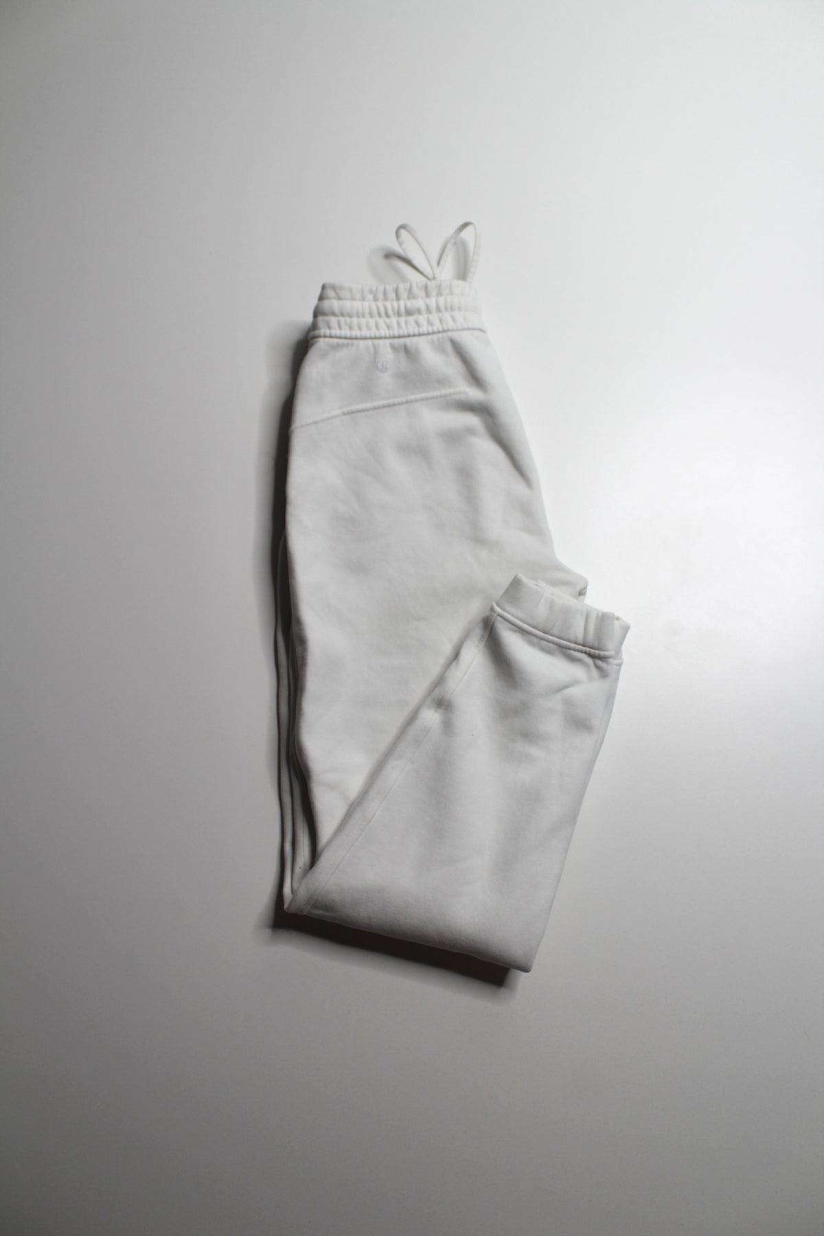 Lululemon white scuba jogger, size 4 *flaw