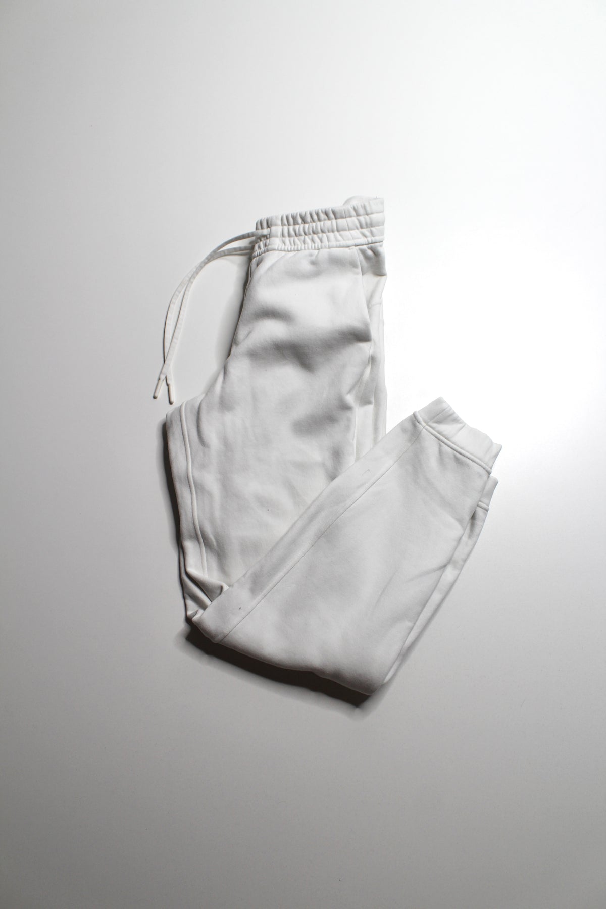 Lululemon white scuba jogger, size 4 *flaw