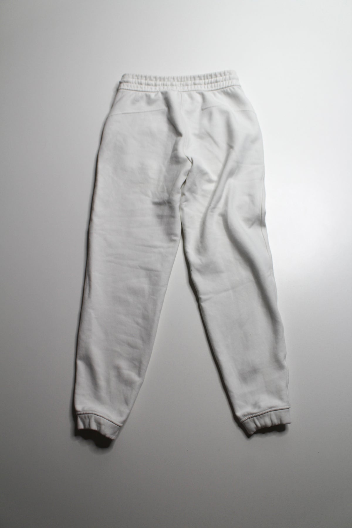 Lululemon white scuba jogger, size 4 *flaw