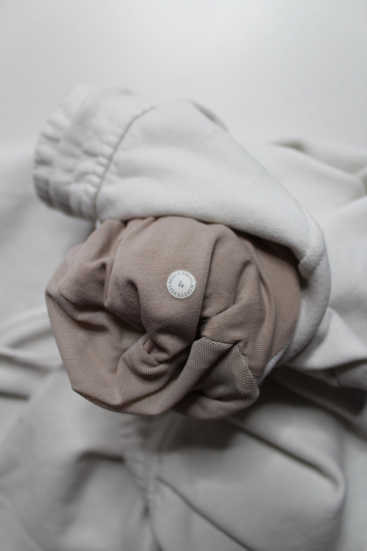 Lululemon white scuba jogger, size 4 *flaw