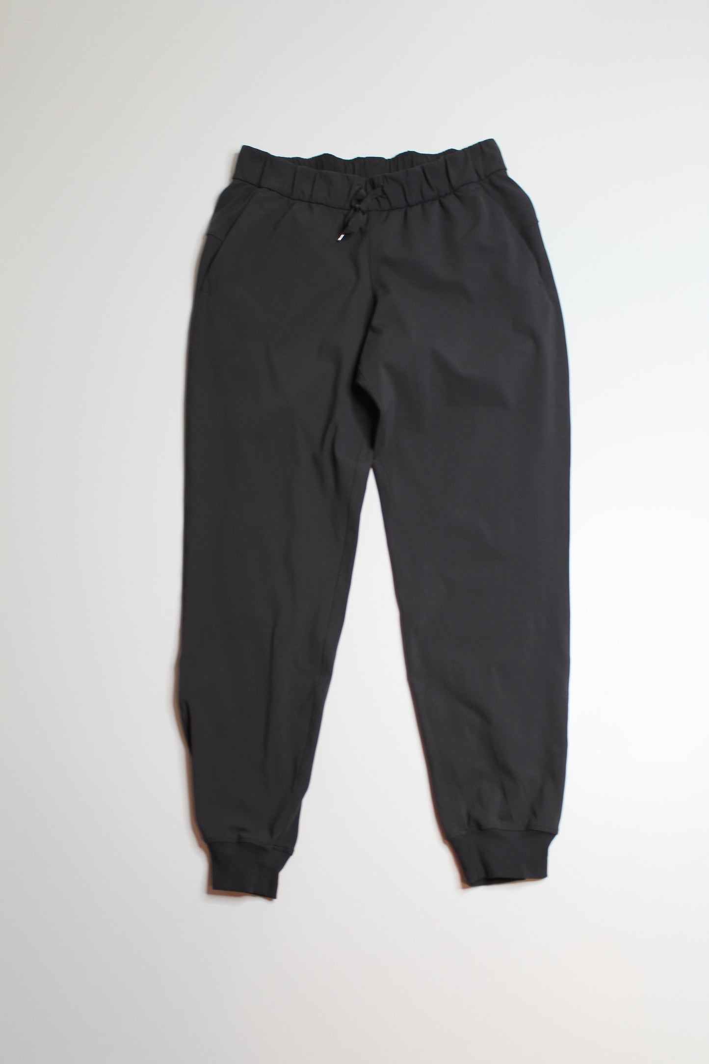 Lululemon graphite grey ‘on the fly’ jogger, size 6 (28")