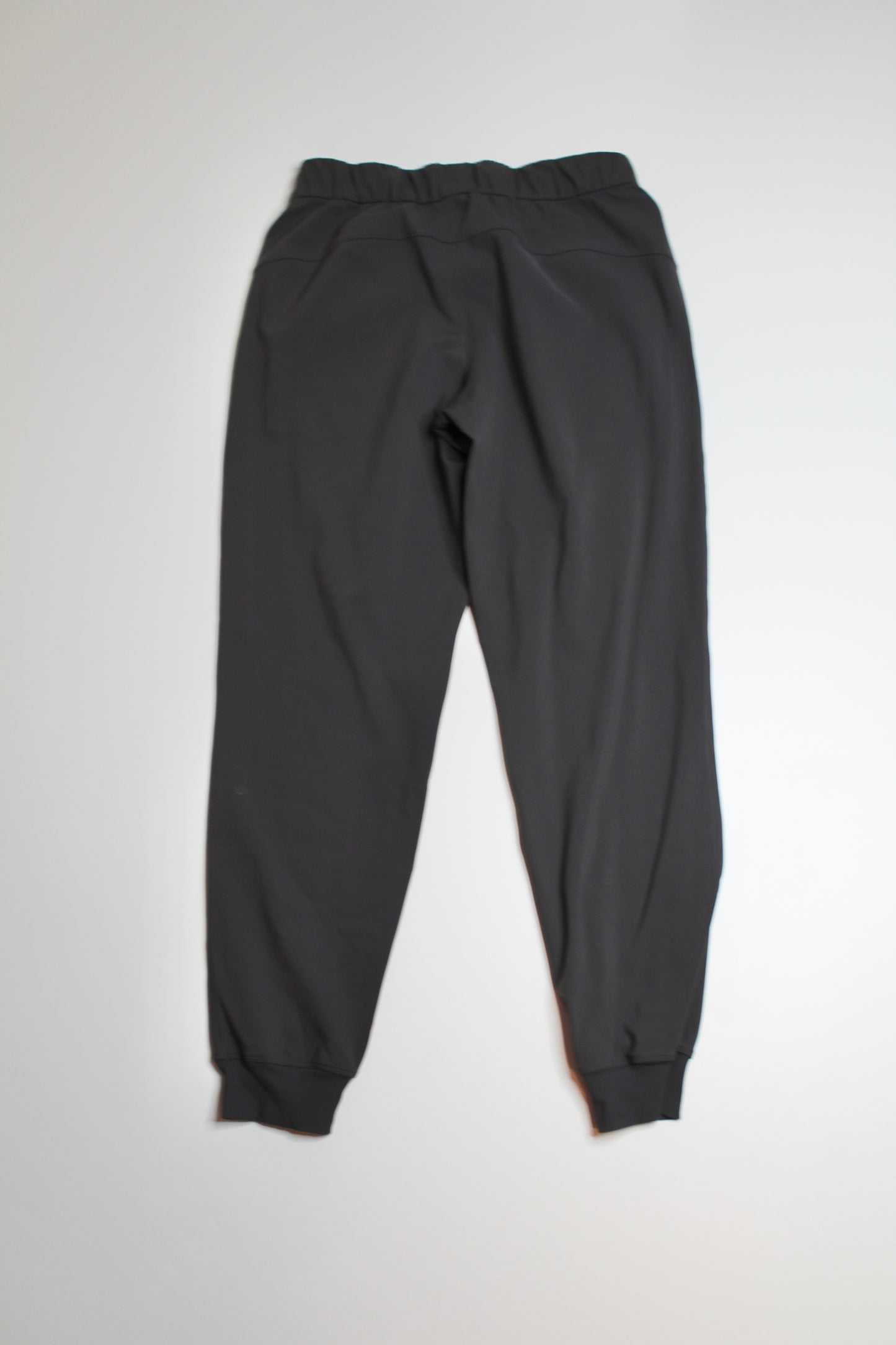 Lululemon graphite grey ‘on the fly’ jogger, size 6 (28")