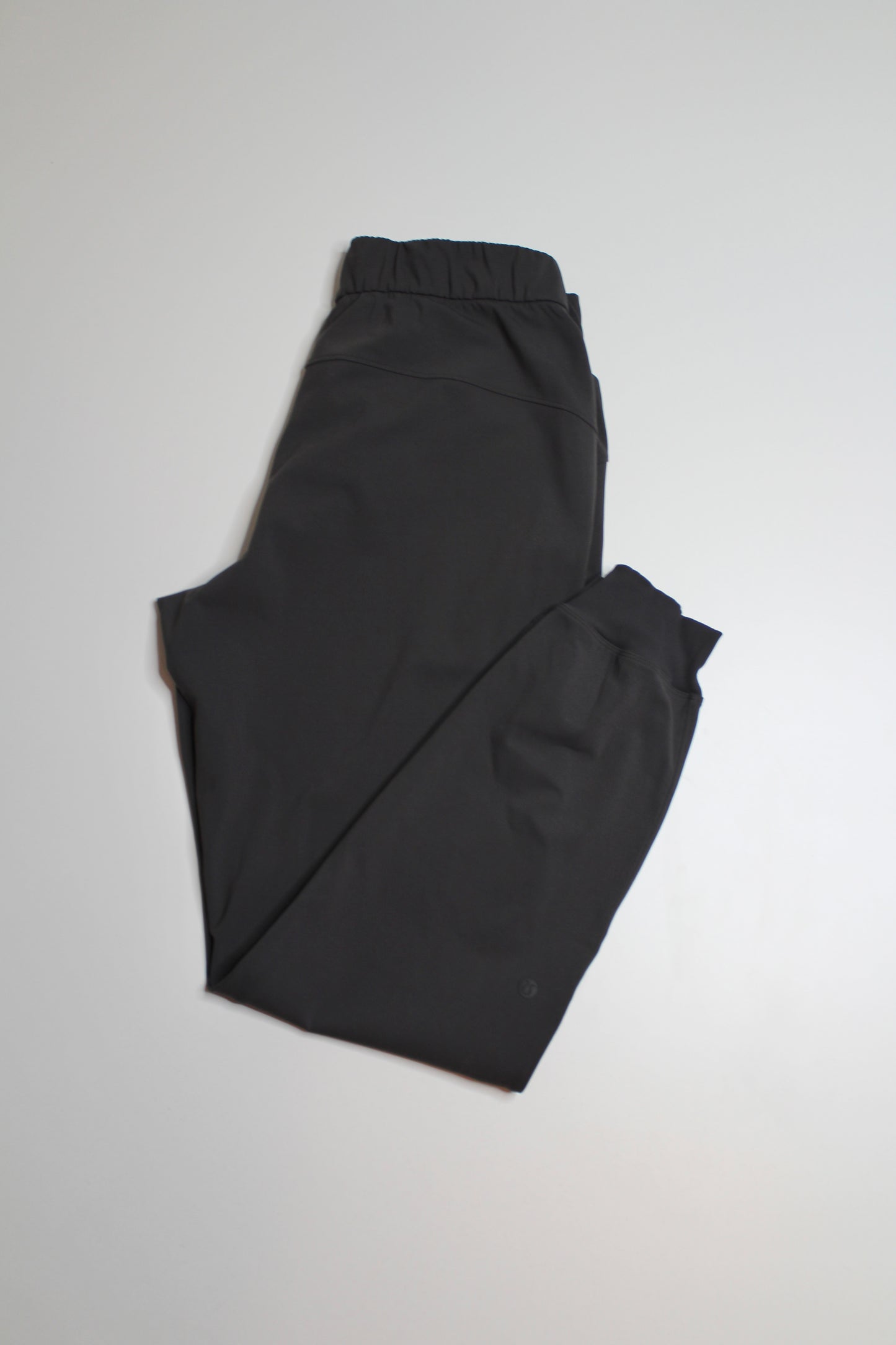 Lululemon graphite grey ‘on the fly’ jogger, size 6 (28")