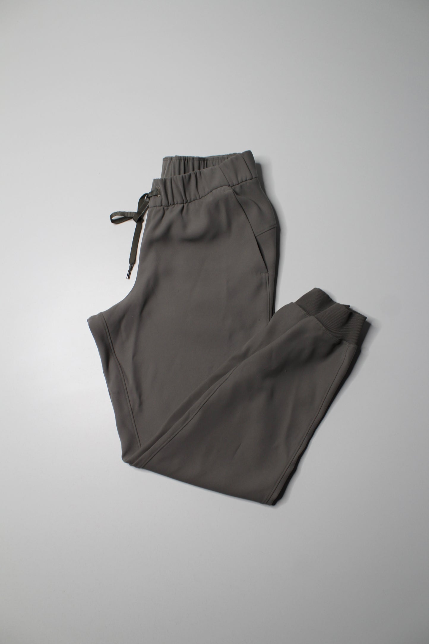 Lululemon grey sage ‘on the fly’ jogger, size 6 *woven