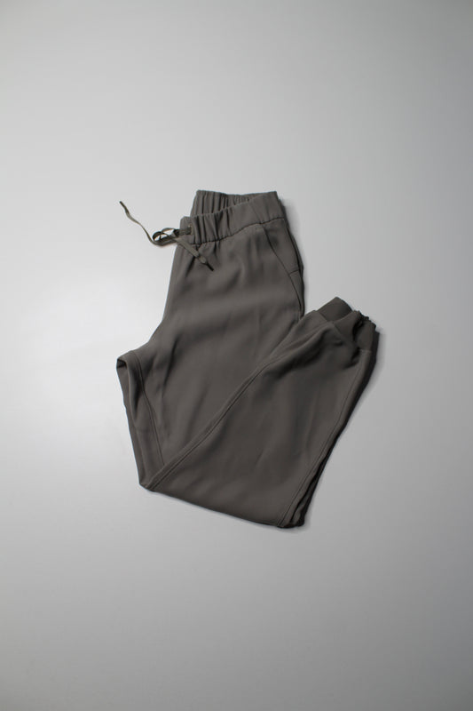 Lululemon grey sage ‘on the fly’ jogger, size 6 *woven