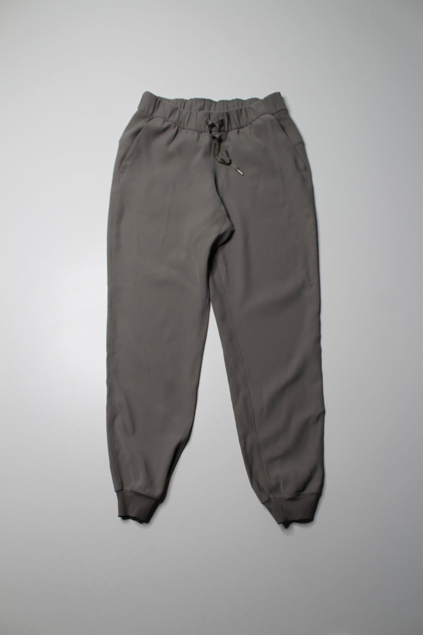 Lululemon grey sage ‘on the fly’ jogger, size 6 *woven