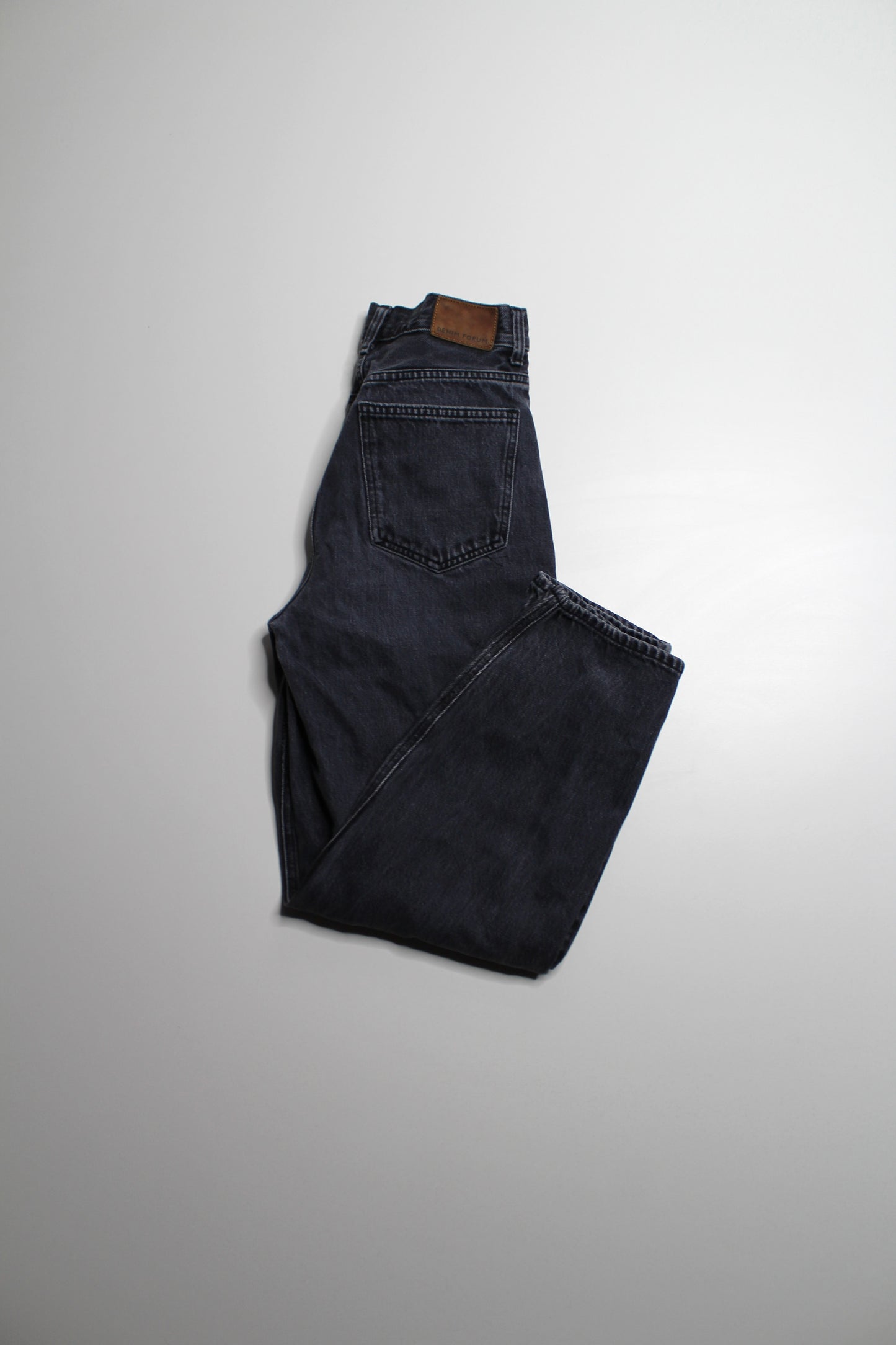 Aritzia Denim Forum black wash high rise ‘Gia carrot’ jean, size 27 (28L)